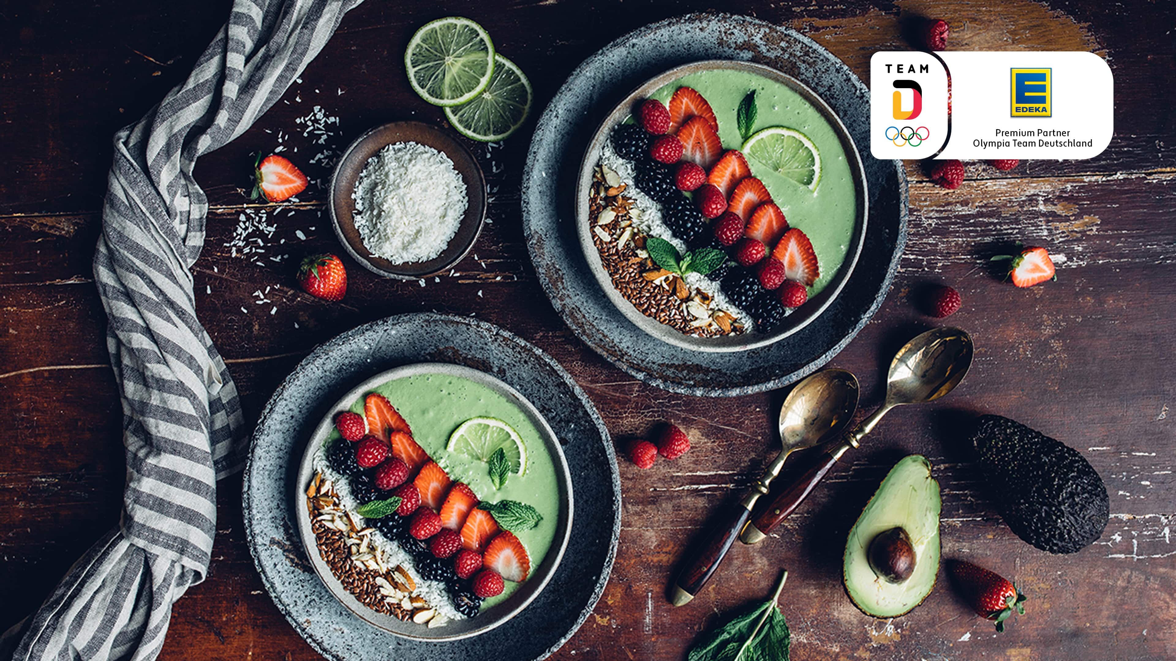 Avocado-Beeren Bowl Eine fruchtige Power-Mischung für den Start in den Tag: In unserem Rezept für eine leckere Avocado-Beeren Bowl stecken super viele Vitamine und köstlich ist es noch dazu!