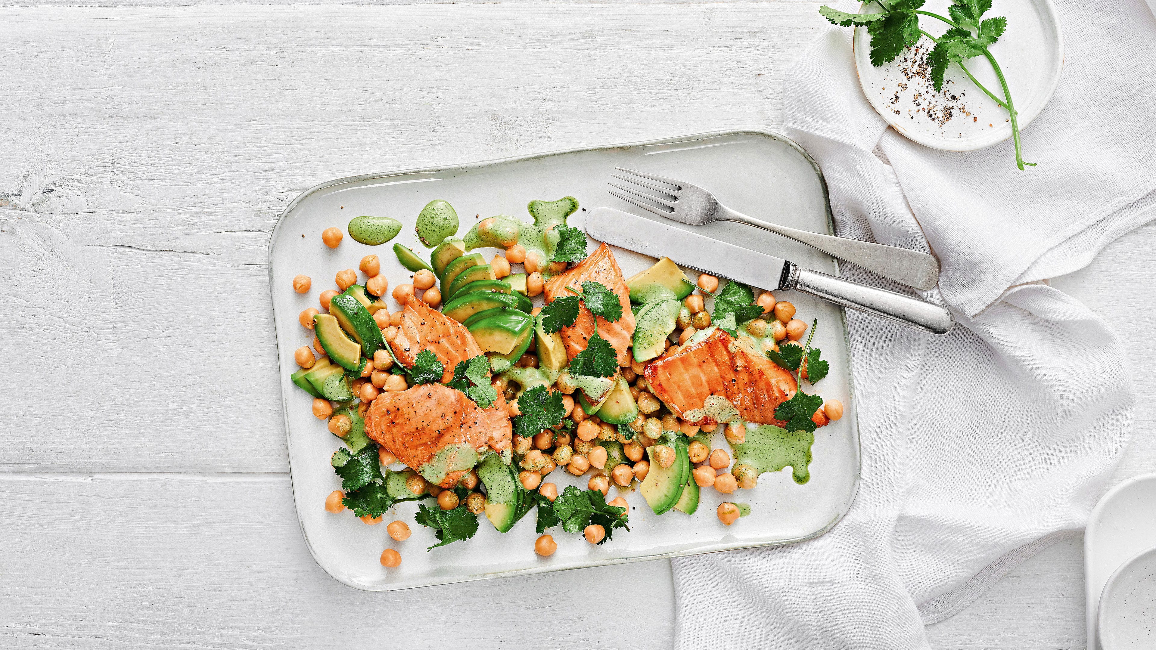 Avocadosalat mit Lachsfilet Avocadosalat mit Lachsfilet