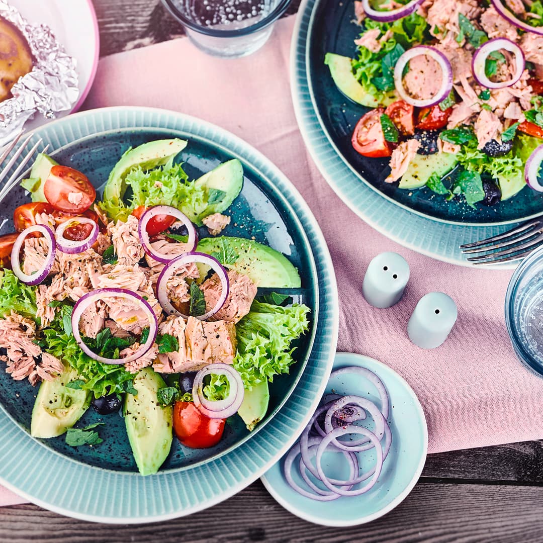 Mit unserem Rezept zaubern Sie in nur 10 Minuten einen laktosefreien Avocadosalat mit Thunfisch, roten Zwiebeln und Oliven auf den Tisch – gleich ausprobieren!
