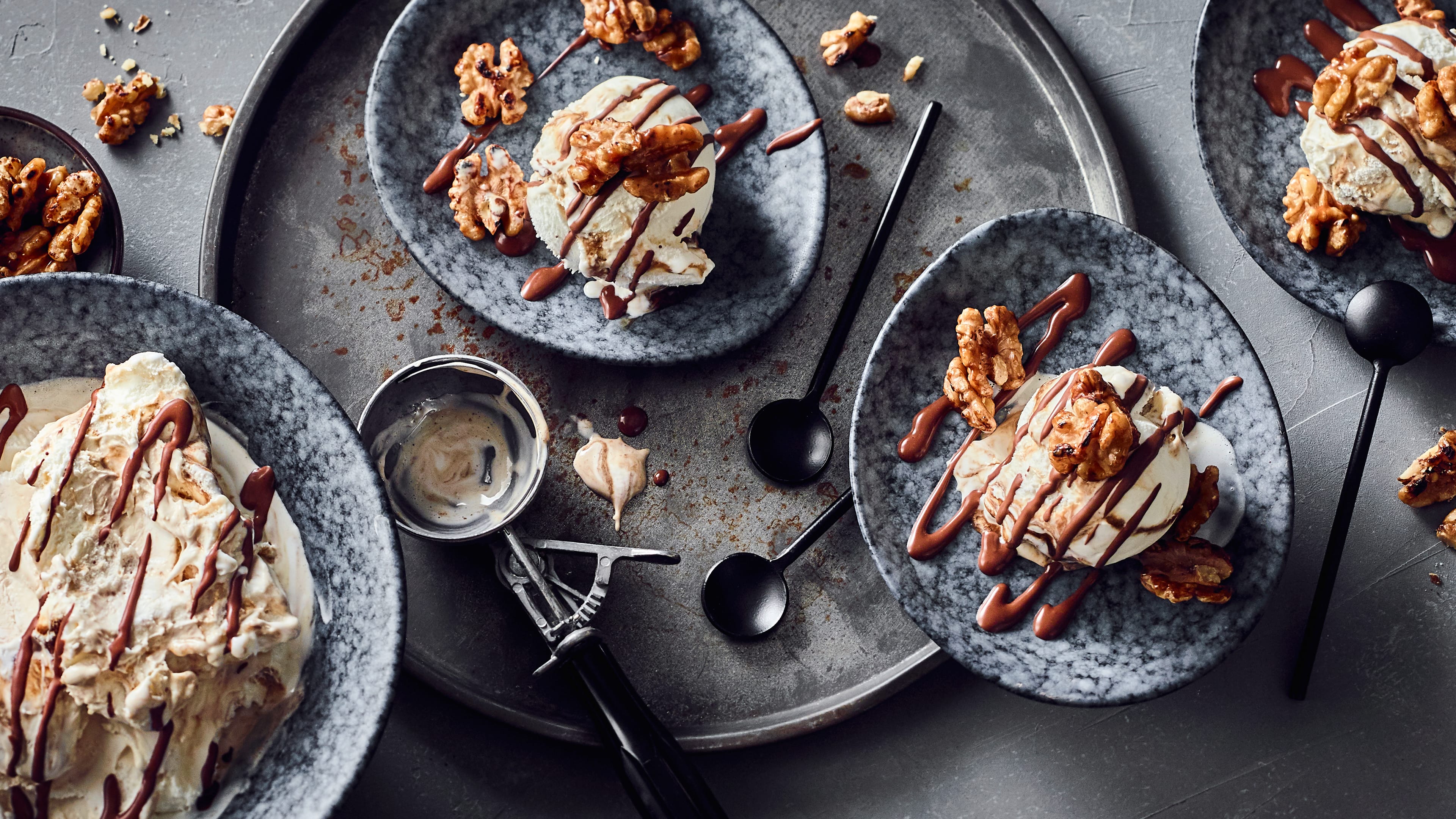 Baileys-Eis Wer den sahnigen Likör mag, wird dieses Eis lieben: Selbstgemachtes Baileys-Eis mit Walnusskernen und Schokoladensoße als Dekoration.