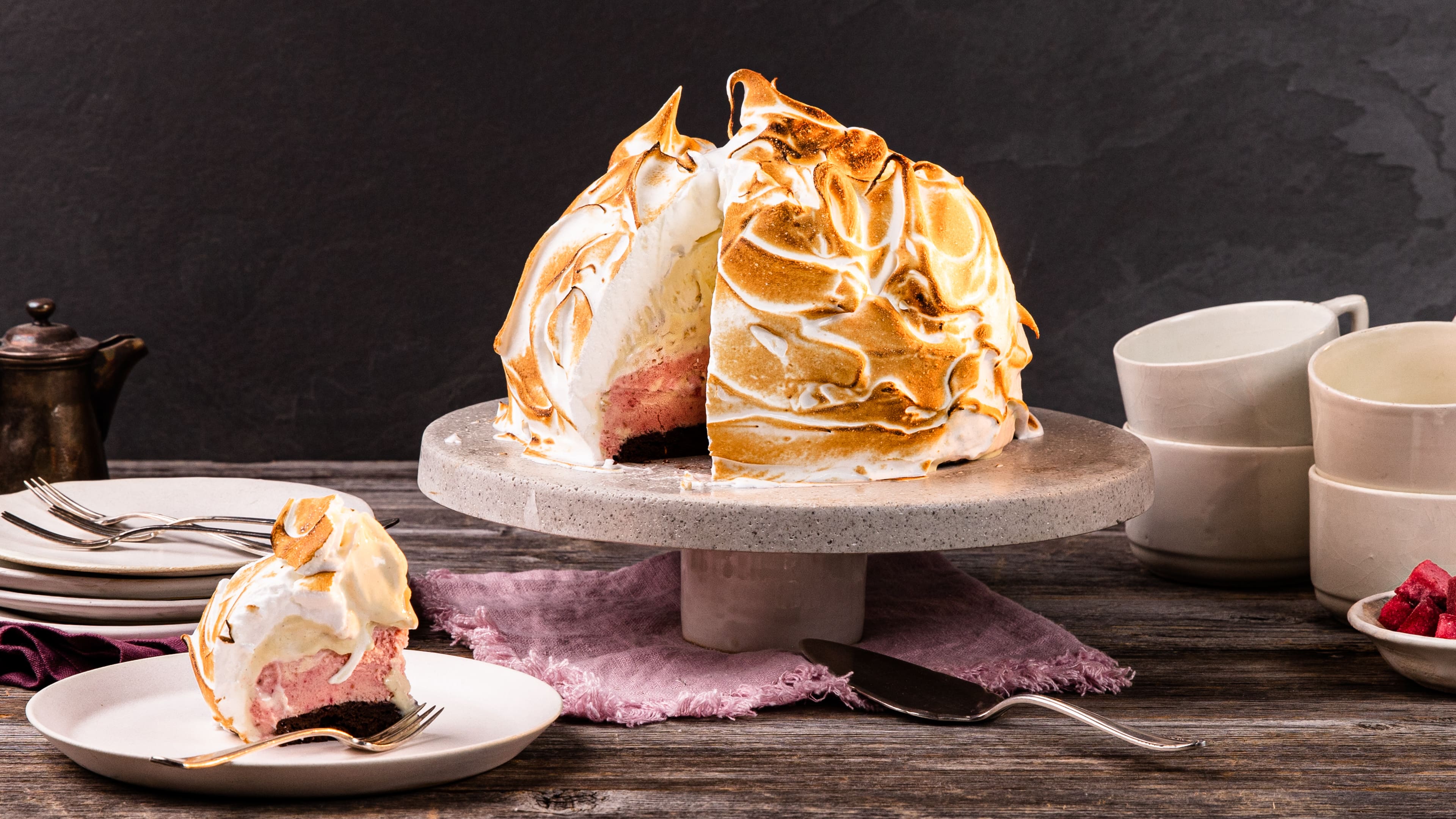 Sie brauchen Zeit und Geduld, aber das Ergebnis wird sich definitiv lohnen: Probieren Sie einmal Baked Alaska mit köstlichem Brownie-Boden, zweierlei selbstgemachter Eiscreme und einer Meringue-Schicht.