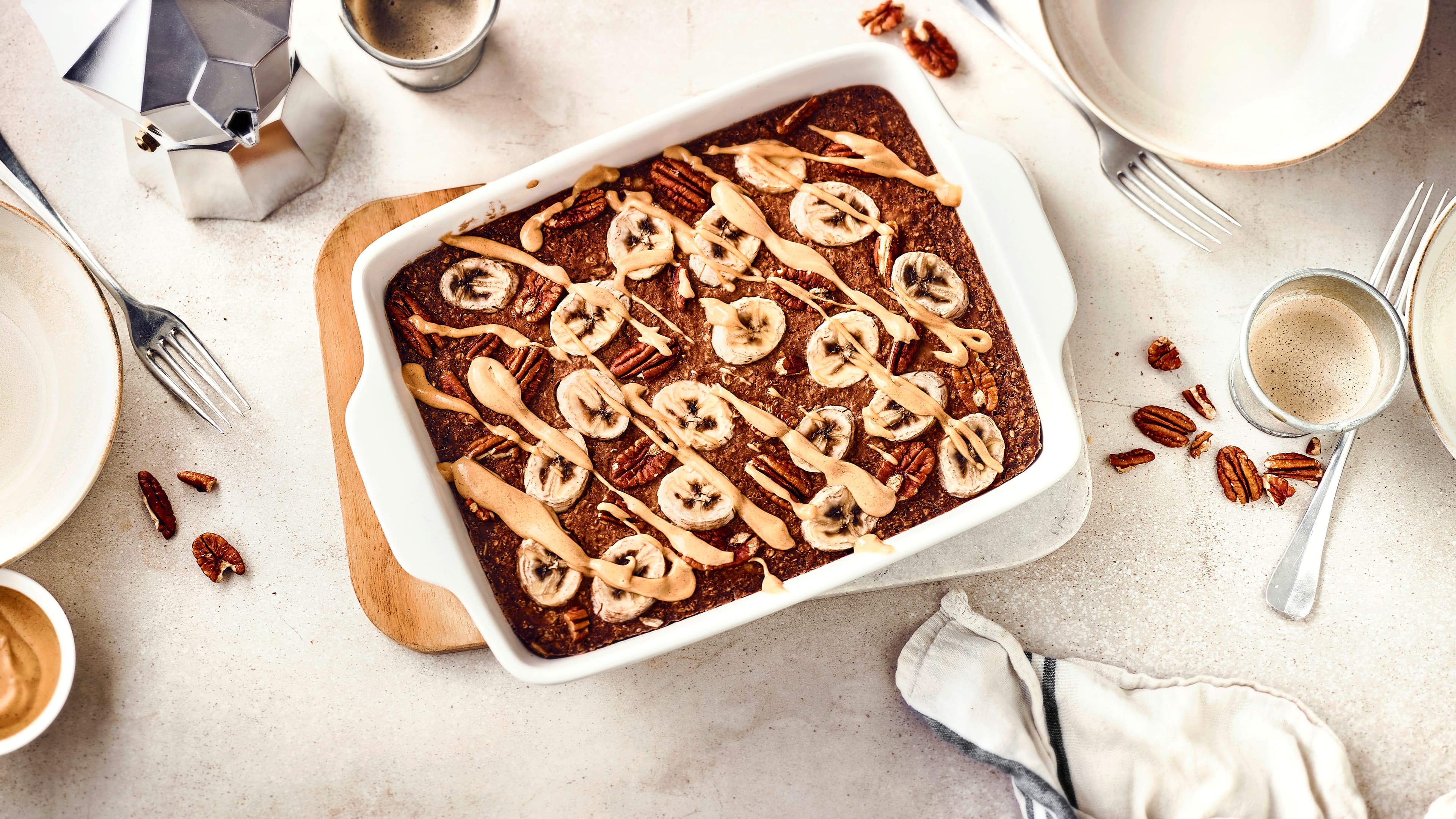 Baked Oatmeal Ähnlich dem Porridge oder Overnight Oats haben wir hier eine weitere Frühstücksidee für Sie: Unser veganes Baked Oatmeal aus Leinsamen, Bananen, Haferdrink und Haferflocken.