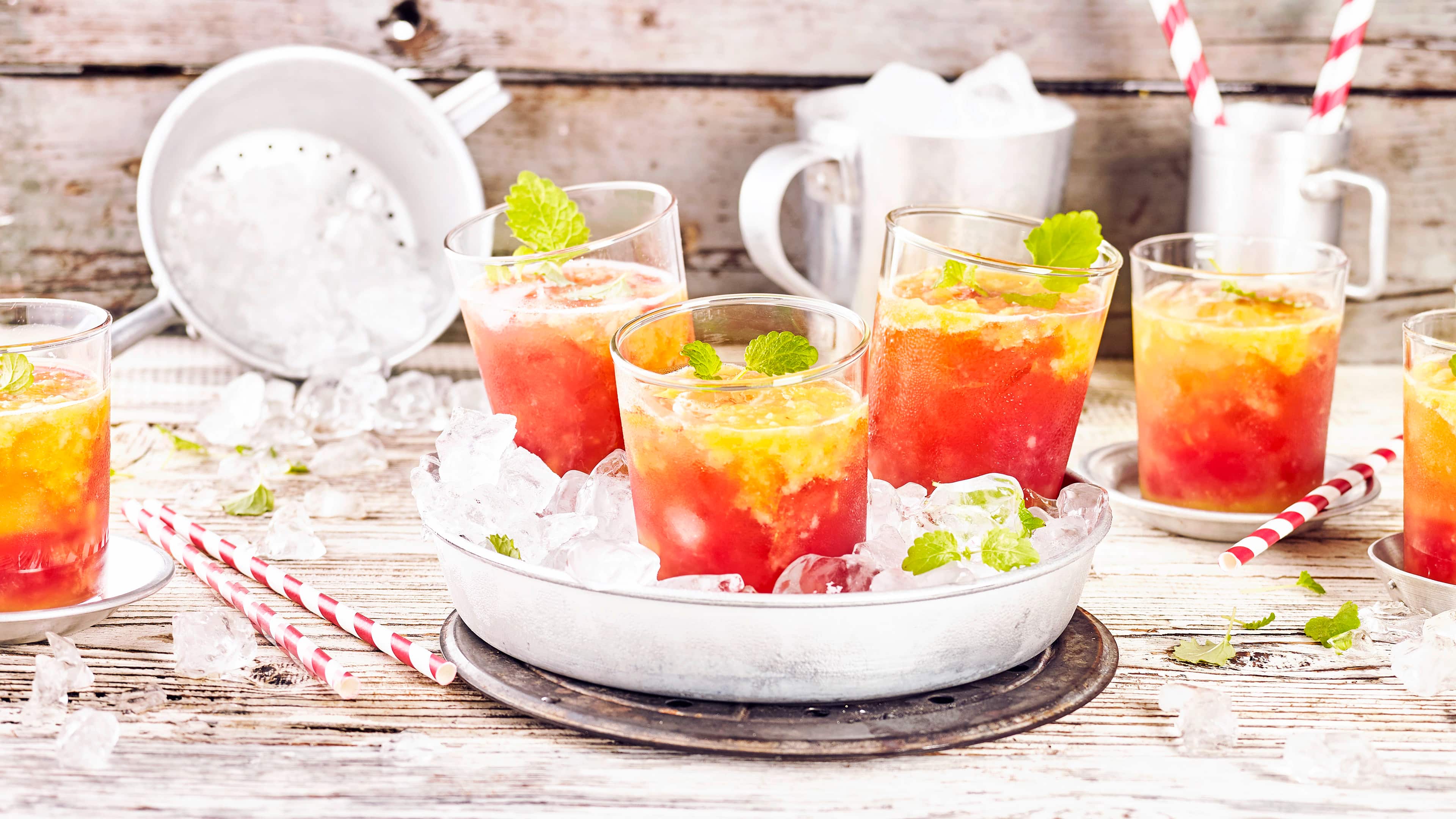 Banana-Ana Probieren Sie unseren Fitness-Drink: Zaubern Sie aus Banane, Ananas, Mehrfruchtsaft und Zitronenmelisse einen Smoothie und servieren ihn mit Crushed Ice!