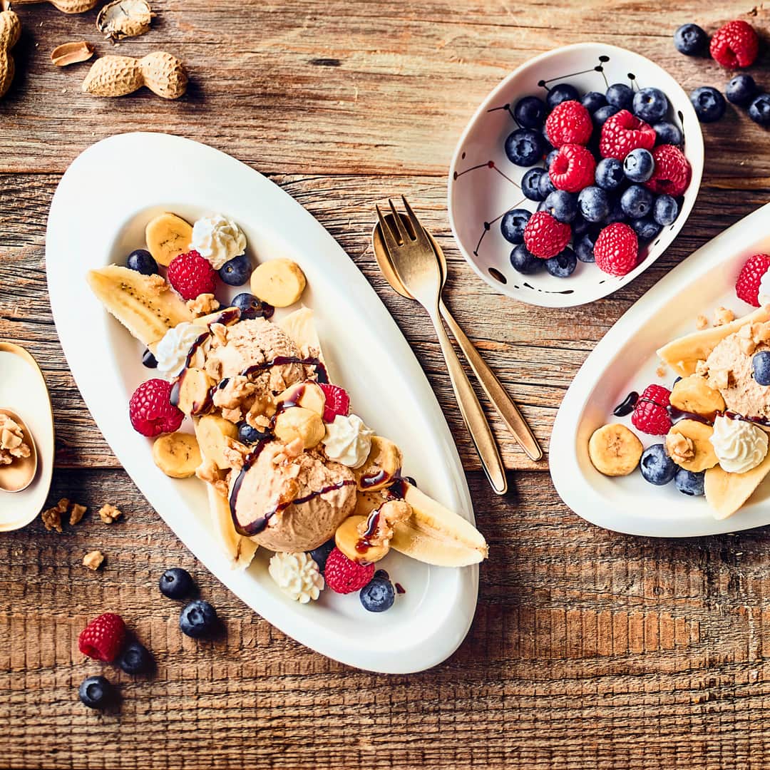 Mindestens genauso lecker wie früher in der Eisdiele und zum Teilen fast zu schade: Unser Banana Split mit selbstgemachter Erdnussbutter-Eiscreme.