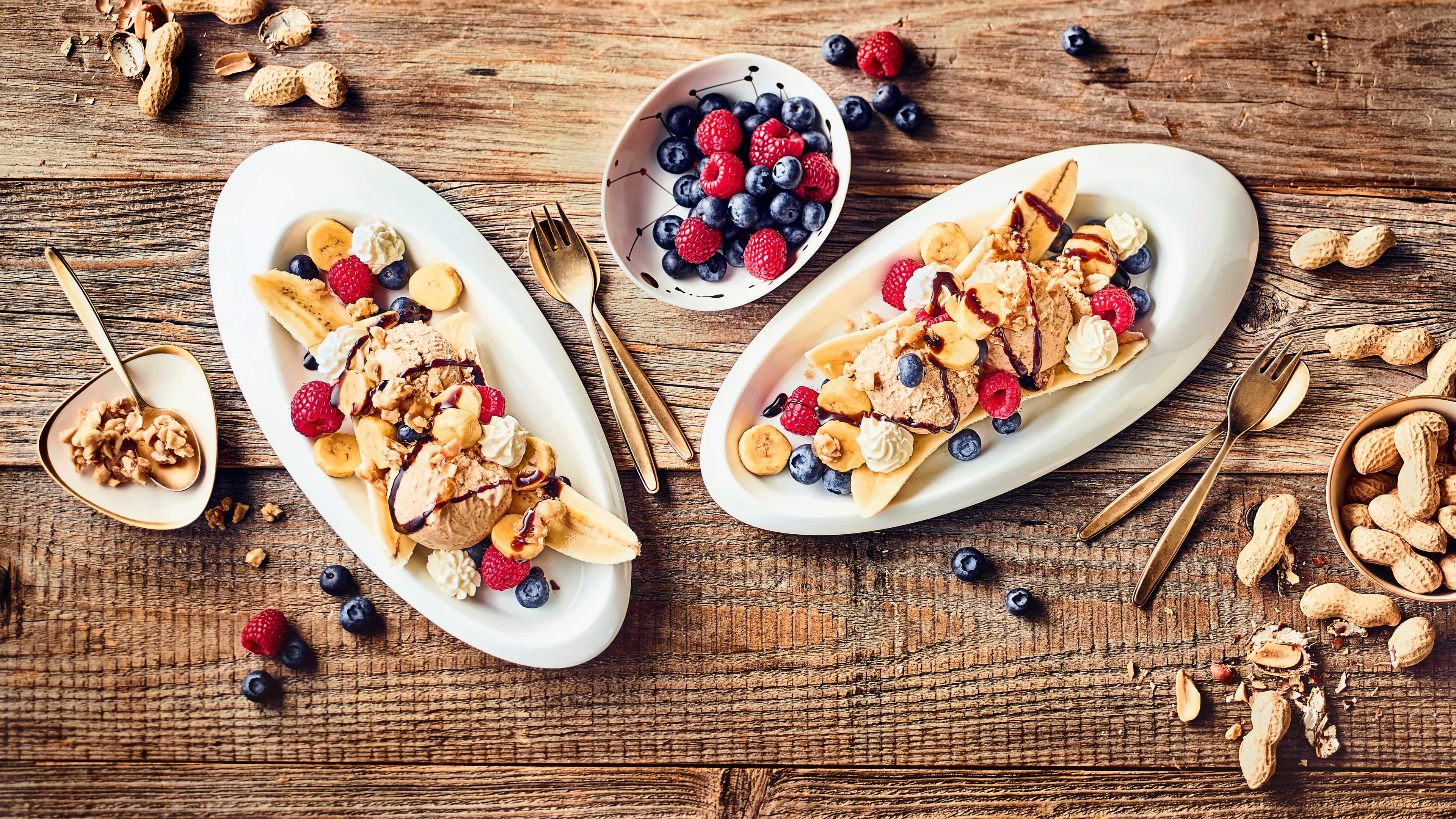 Banana Split Mindestens genauso lecker wie früher in der Eisdiele und zum Teilen fast zu schade: Unser Banana Split mit selbstgemachter Erdnussbutter-Eiscreme.