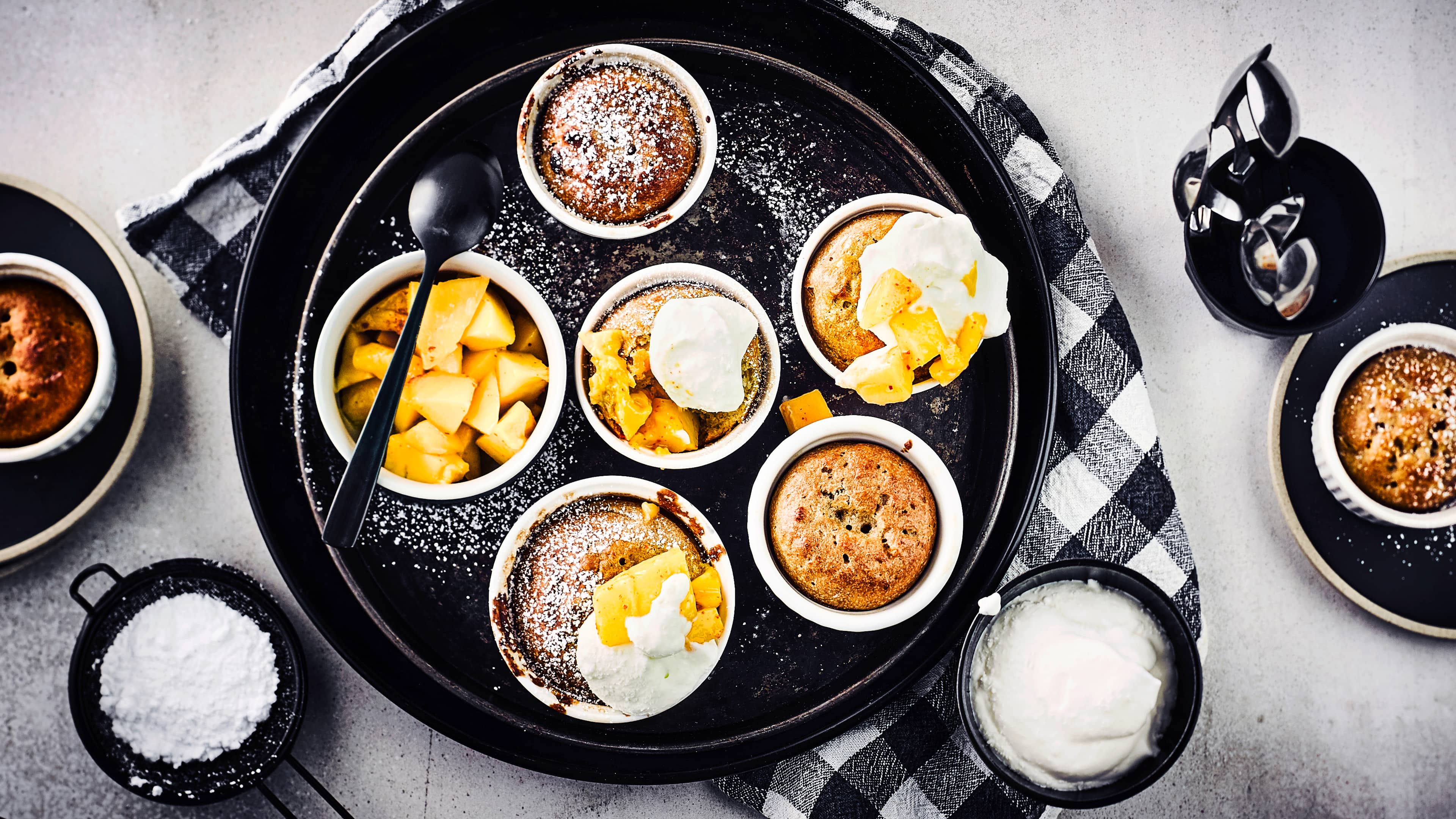 Bananen-Kokos-Pudding Exotisches Dessert für die ganze Familie: Bananenpudding mit getrockneter Mango und Bitterschokolade, dazu eine Chili-Kokos-Creme und frische Ananas!