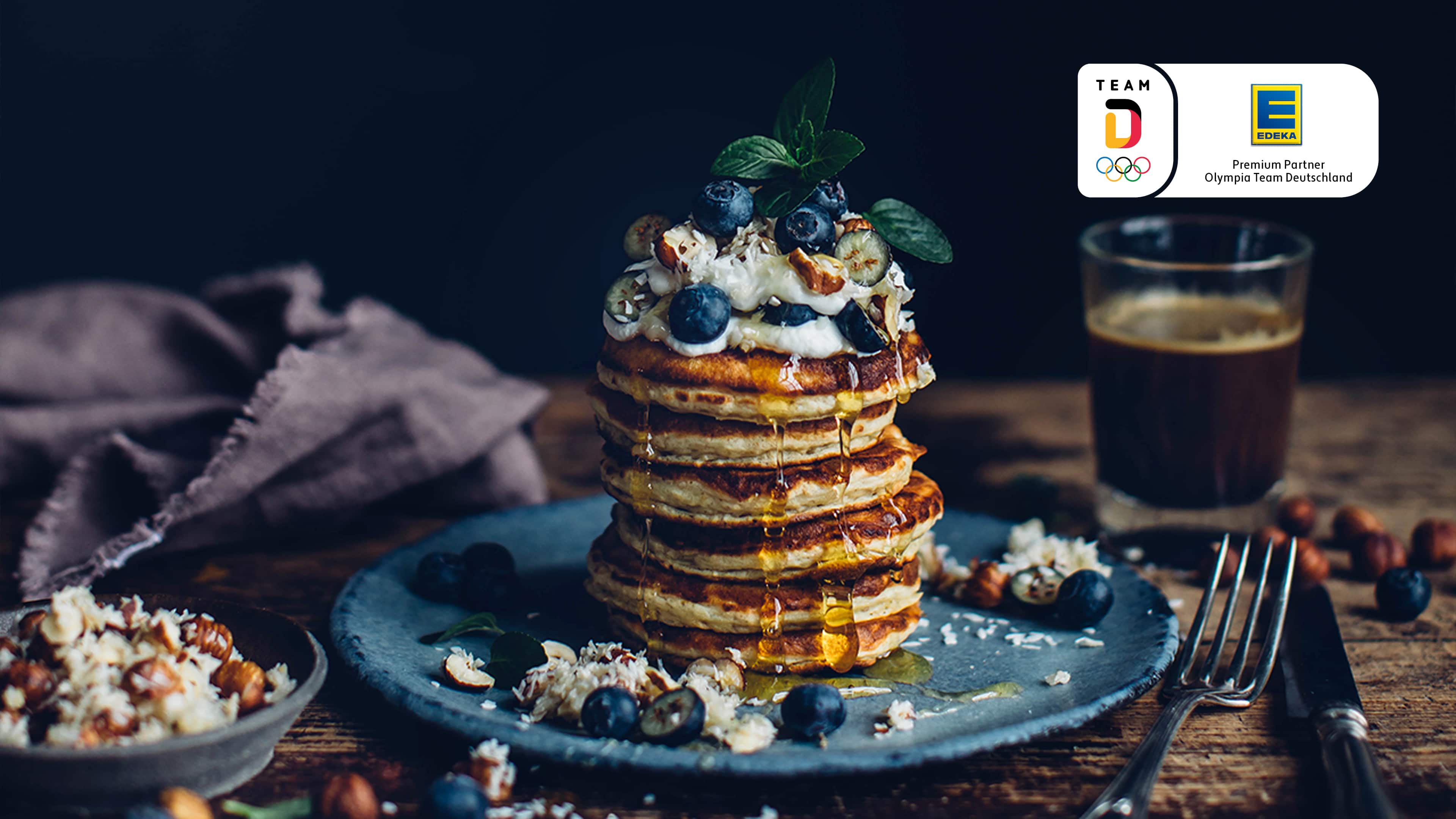 Bananen-Quark-Pancakes mit Heidelbeer-Topping Super viel Power und super lecker! Unsere Bananen-Quark-Pancakes mit Heidelbeer-Topping schmecken nicht zu süß und sind herrlich fluffig.