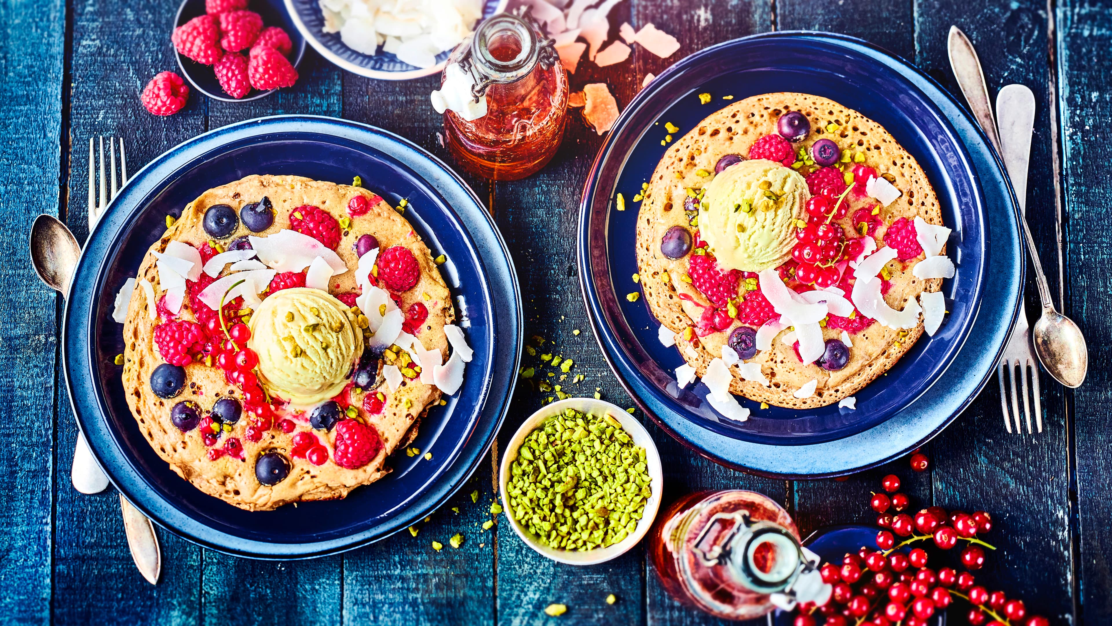 Bananen-Schaum-Pfannkuchen Ob als süßer Mittagssnack oder ballaststoffreiches Abendessen – backen Sie mit Dinkelmehl, Beeren und Pistazien unseren köstlichen Bananen-Schaum-Pfannkuchen!