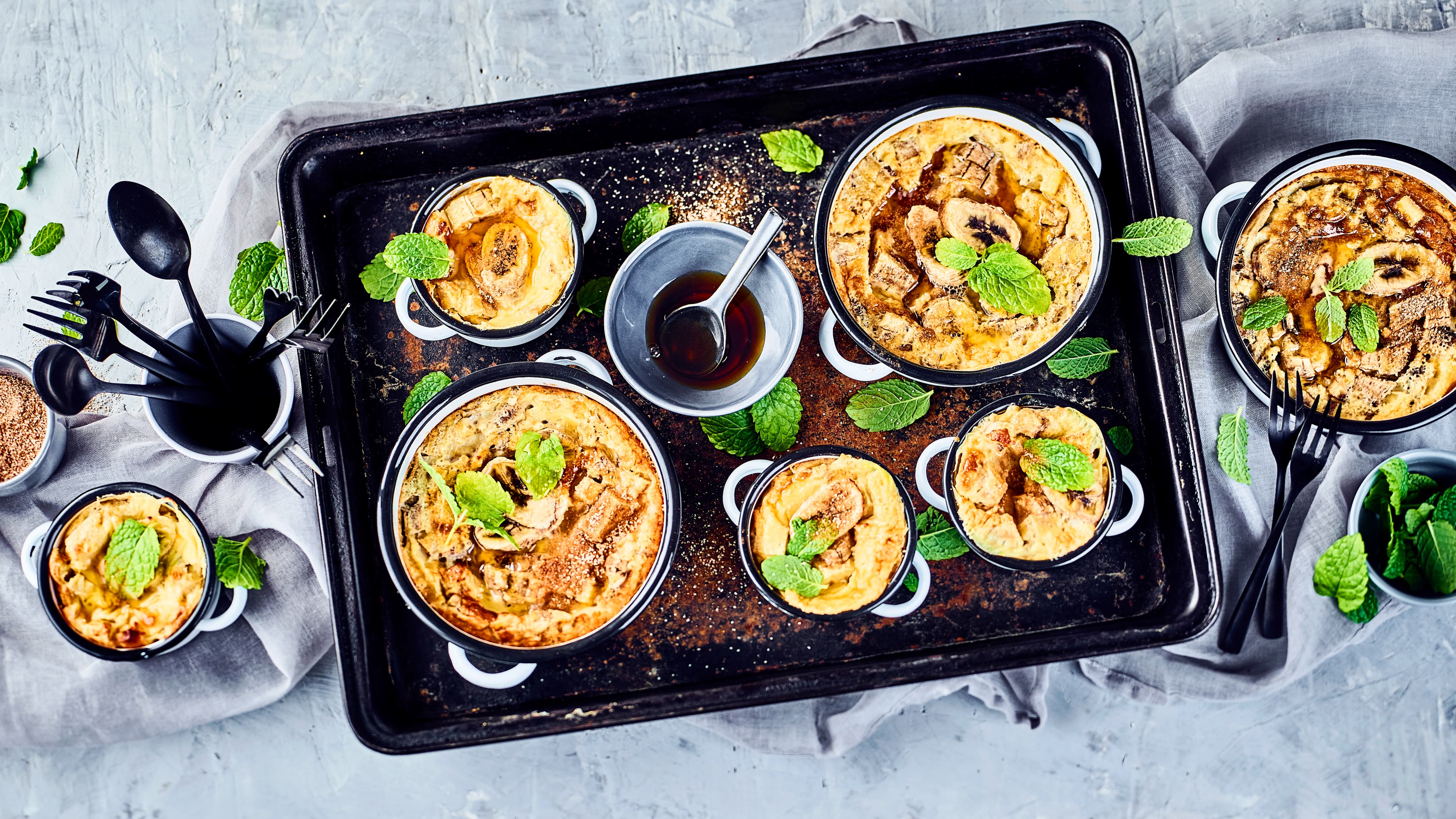 Bananen-Zimt Flan Wie wäre es mit einem mediterranen Dessert aus dem Ofen? Probieren Sie unseren herrlich süßen Bananen-Zimt-Flan mit karamellisiertem braunen Zucker – fertig in 50 Minuten!