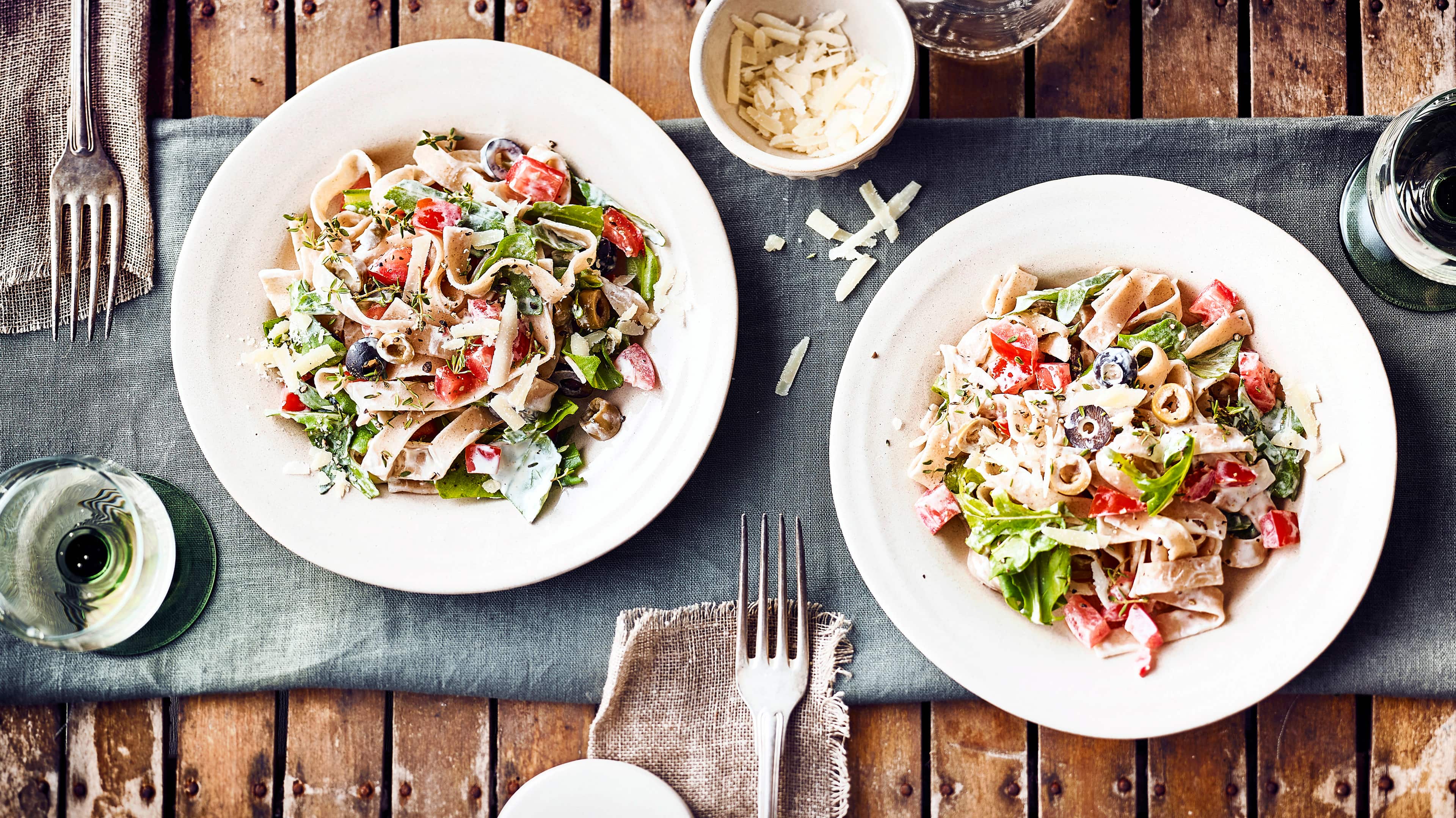 Bandnudeln, mediterran Einfach und super lecker: Vollkornnudeln mit Tomaten und Oliven in feiner Mascarponesauce. Dazu Parmesan und etwas Rucola.