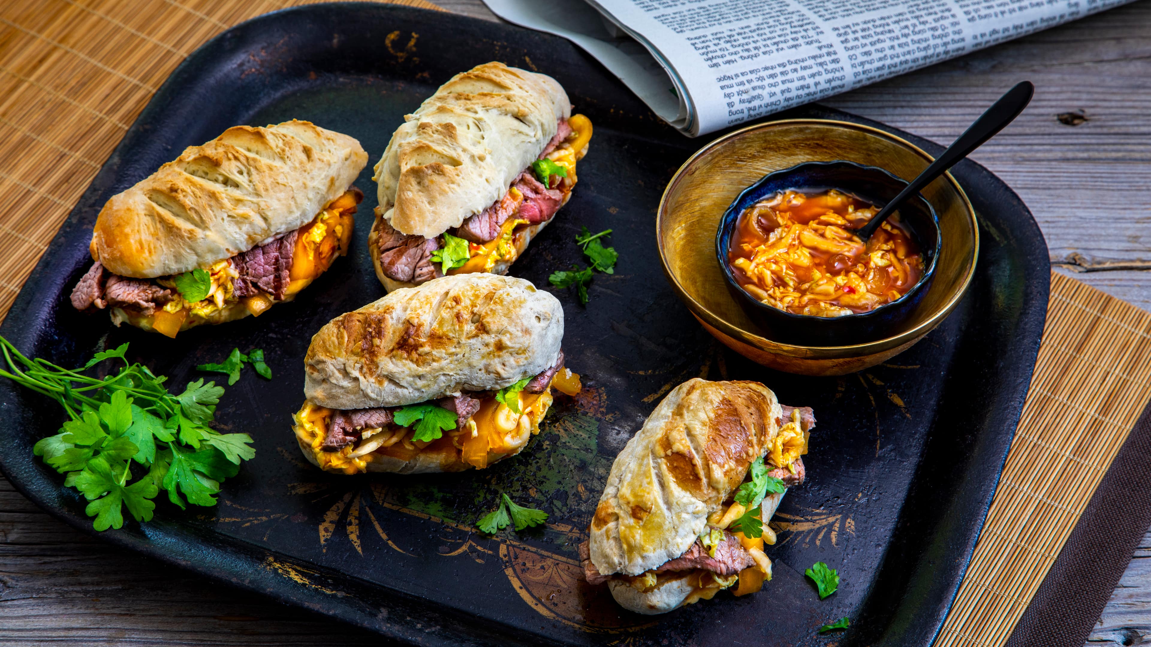 Bánh mì Mit unserem Bánh-mì-Rezept lernen Sie die Küche Vietnams kennen. Selbst gebackenes Brot kombinieren Sie dabei mit Rinderfilet, gelbem Rettich und aromatischer Soße.