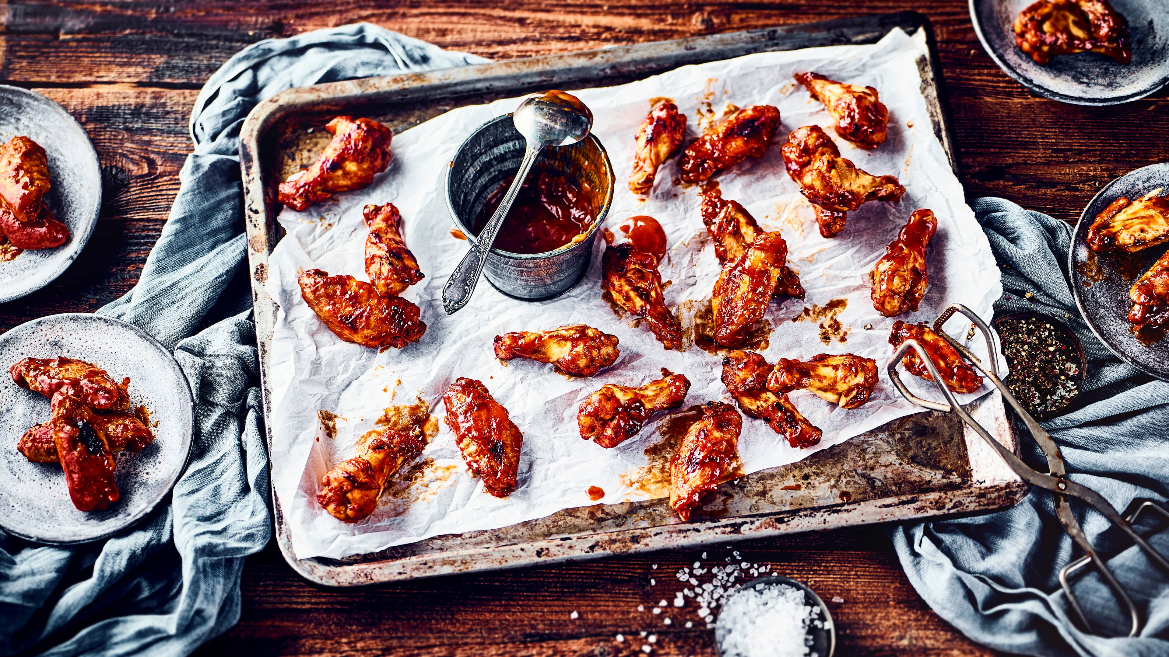 Barbecue-Chicken Wings Mit unserem Rezept gelingt Ihnen dieser Grill-Klassiker ganz bestimmt: Knusprig gebratene Chicken Wings mit Barbecue-Soße und Tabasco!