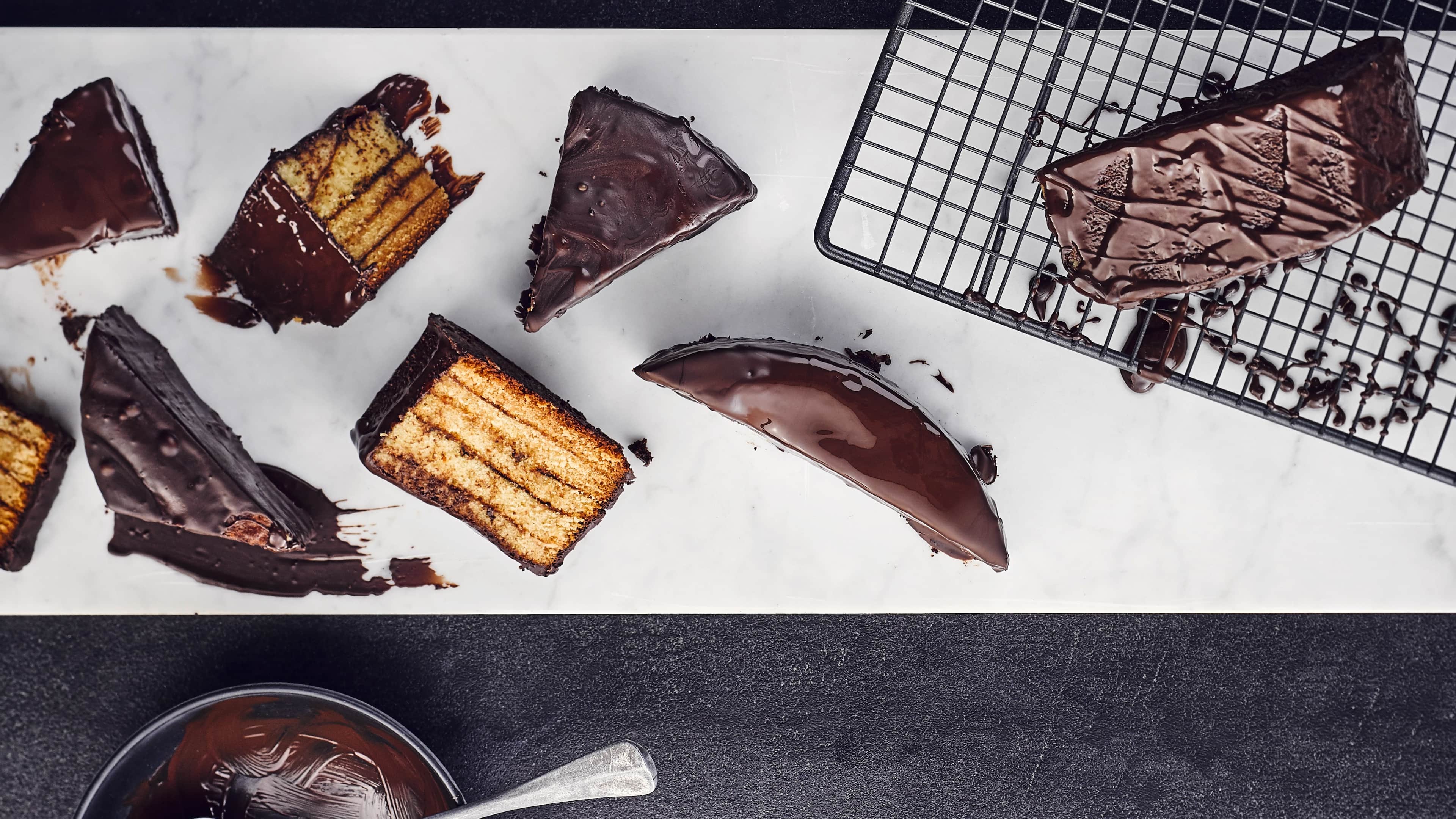 Baumkuchen Feiner Rührteig, der auf der Zunge zergeht und eine attraktive Schichtung zeichnen unser Baumkuchen-Rezept aus. Backen Sie ein wahres Kunstwerk für Gaumen und Auge!