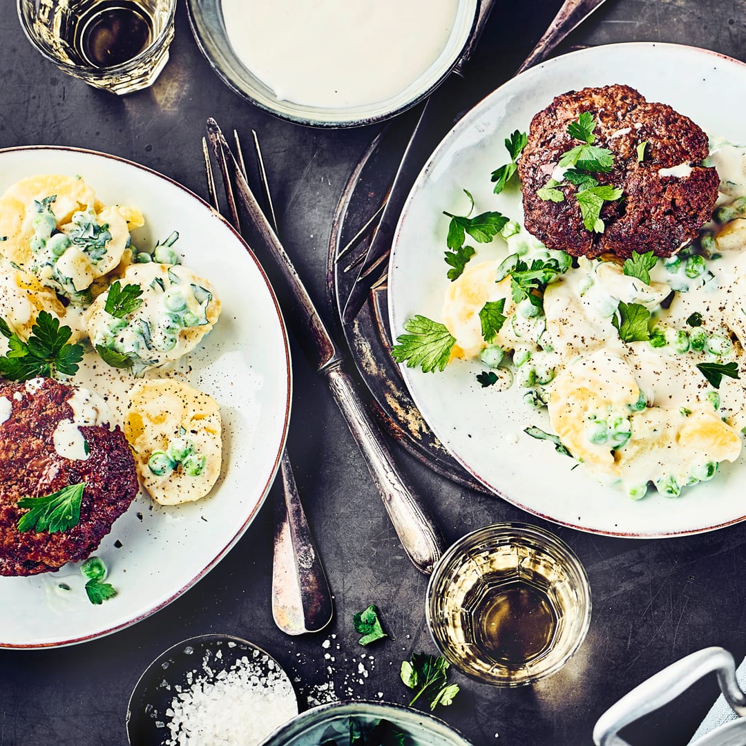 Schmeckt wie bei Oma: Leckere Bechamel-Kartoffeln mit Erbsen und dazu selbstgemachten Frikadellen – Hausmannskost vom Feinsten!Schmeckt wie bei Oma: Leckere Bechamel-Kartoffeln mit Erbsen und dazu selbstgemachten Frikadellen – Hausmannskost vom Feinsten!