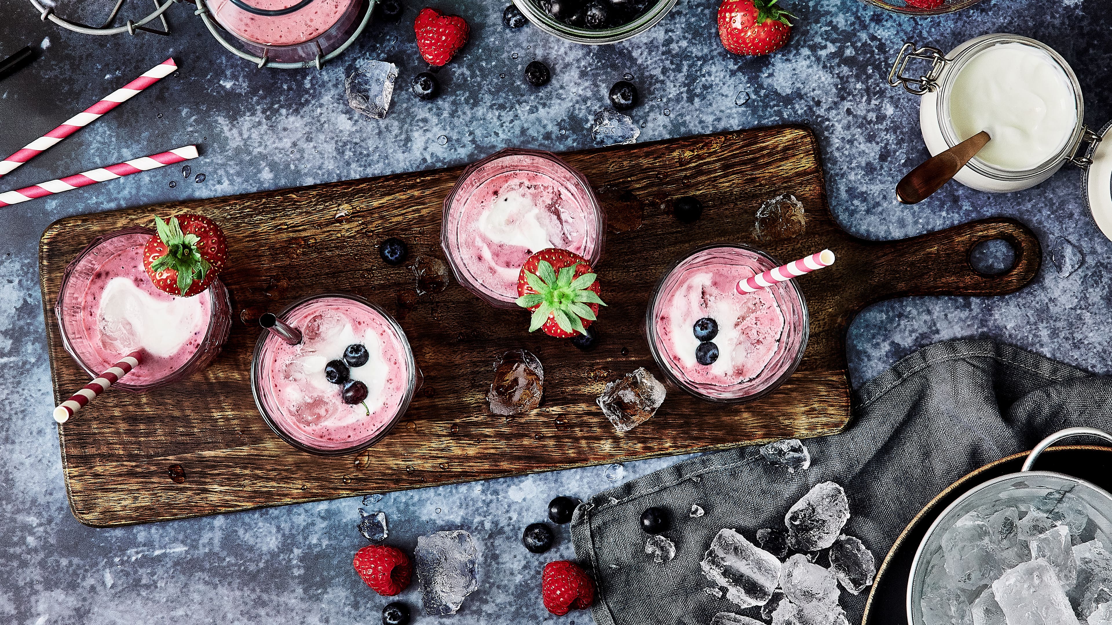 Verwöhnen Sie sich und Ihre Liebsten mit einem erfrischenden Sommerdrink: Probieren Sie unseren Milchshake aus frischen Erdbeeren, Himbeeren, Blaubeeren und griechischem Joghurt!