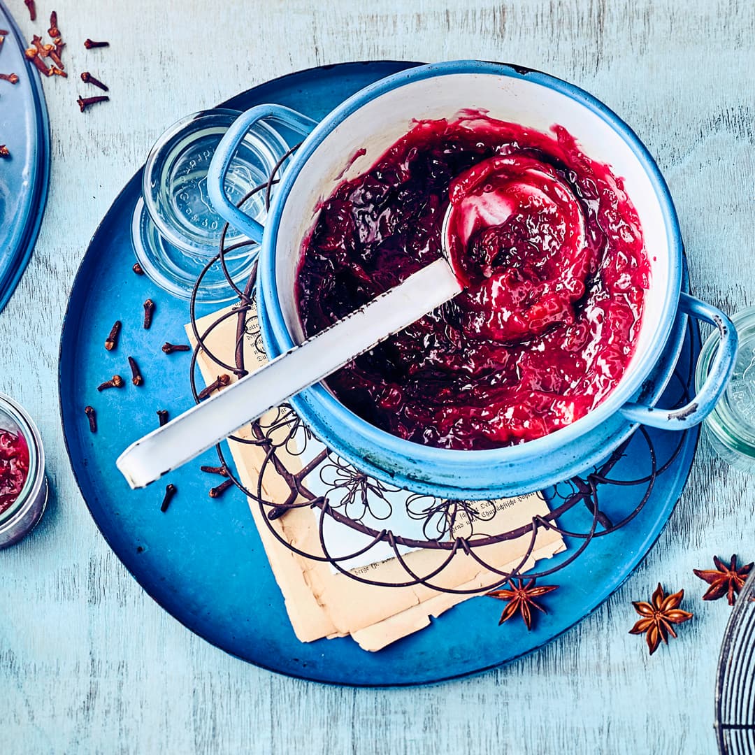 Probieren Sie das Rezept für unsere Beerentraum-Konfitüre aus und genießen Sie selbst gekochten Aufstrich aus Heidelbeeren, Pflaumen, Ingwer und Zimt!