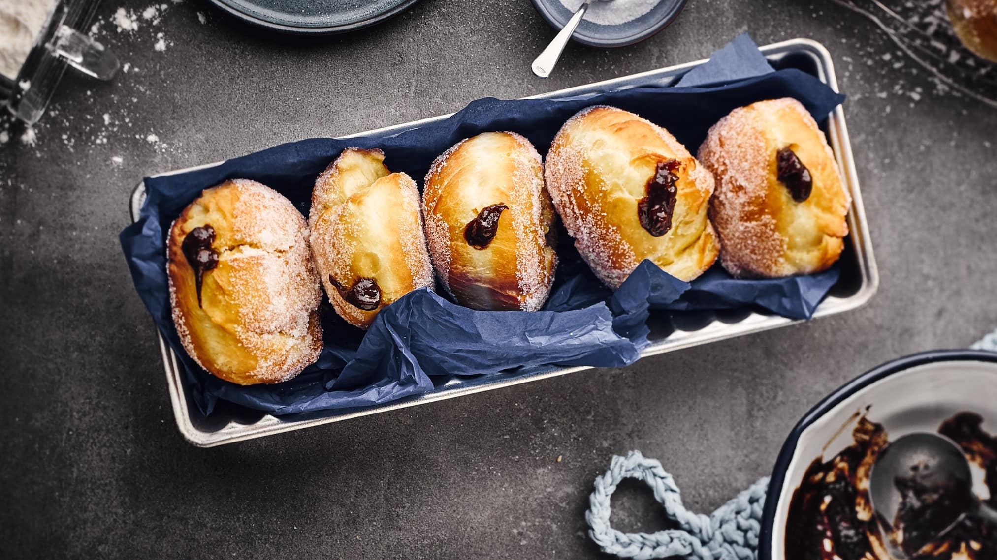 Berliner Berliner - Krapfen oder Pfannkuchen: Ein köstliches Hefegebäck! Probieren Sie unser Rezept für selbstgemachte Berliner gefüllt mit Pflaumenmus und in Zucker gewälzt.