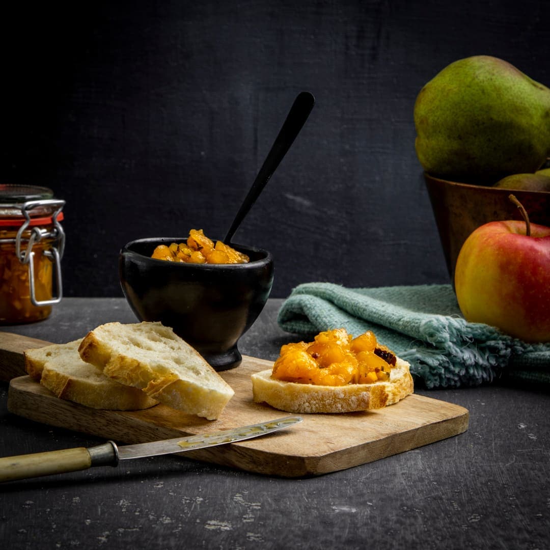 Unser selbstgemachtes Birnen-Apfel-Chutney-Rezept mit Ingwer und Ahornsirup ist besonders köstlich zu Weichkäse oder Ziegenfrischkäse. Oder natürlich zum Verschenken!