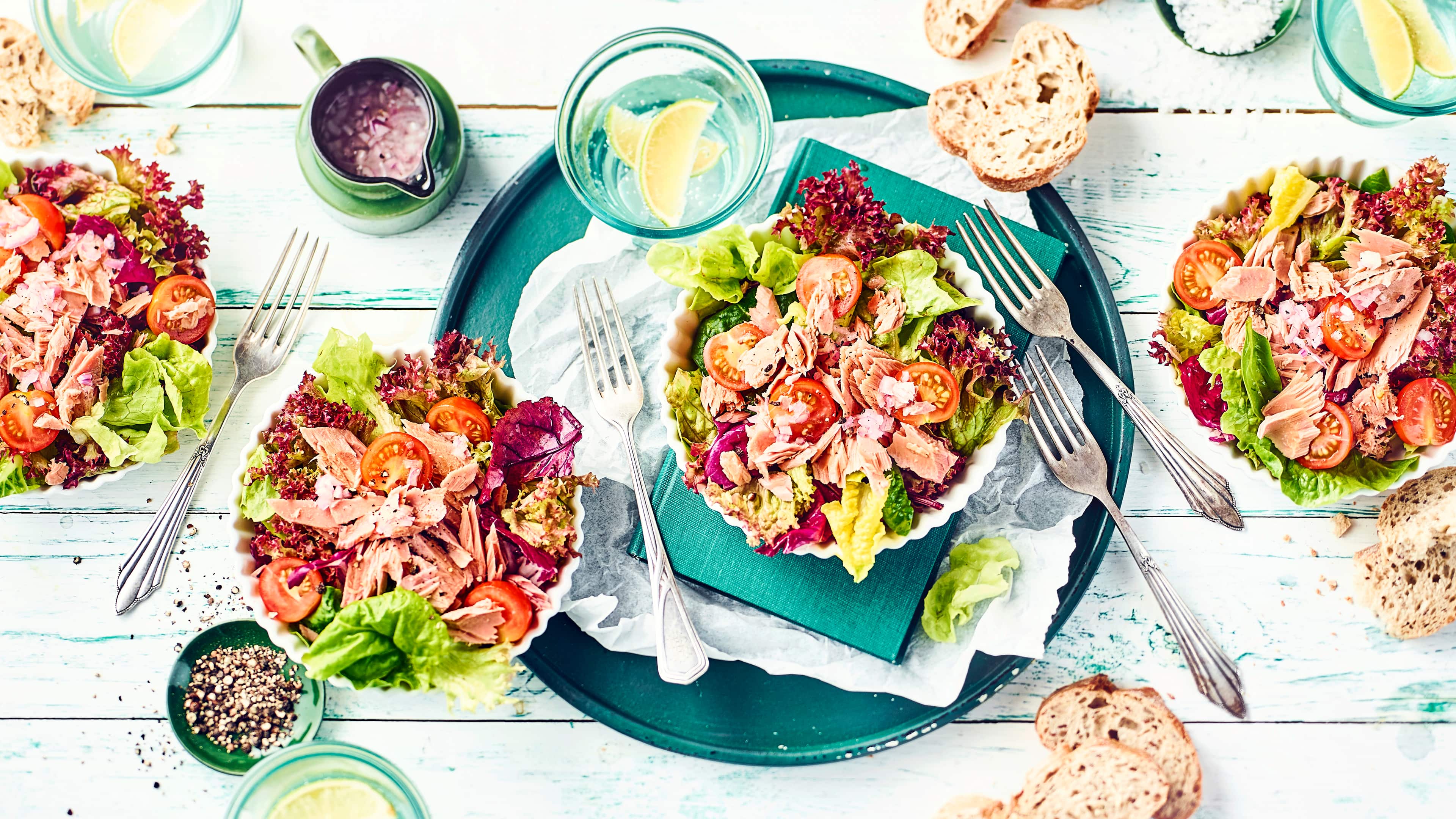 Blattsalat mit Thunfisch Einfach zubereitet, einfach lecker: Unser Thunfisch-Salat mit Cocktailtomaten, Blattsalat und würziger Vinaigrette ist ideal für ein leichtes Abendessen!