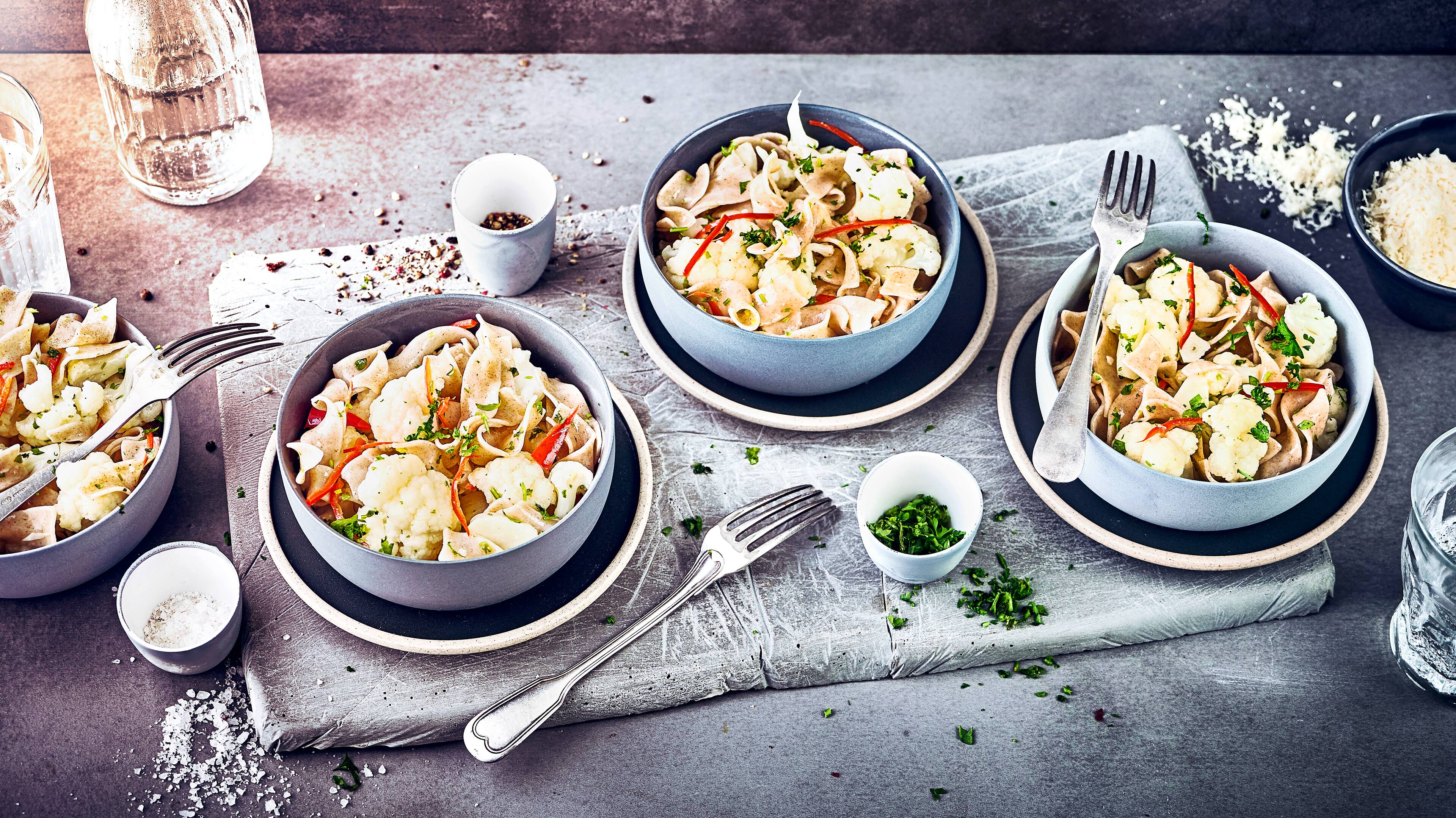 Blumenkohl-Pasta Aglio Olio Fein geschnittener Knoblauch, Petersilie und gedünstete Zwiebeln verleihen unseren Vollkornnudeln mit Blumenkohl und Chili zusätzlich eine würzig Note.