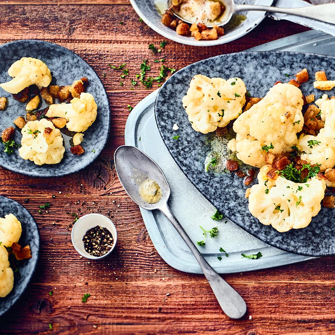 Bereiten Sie mit unserem Rezept für polnischen Blumenkohl eine Gemüsebeilage zu, die zu Fisch, Fleisch und vegetarischen Gerichten gleichermaßen passt.