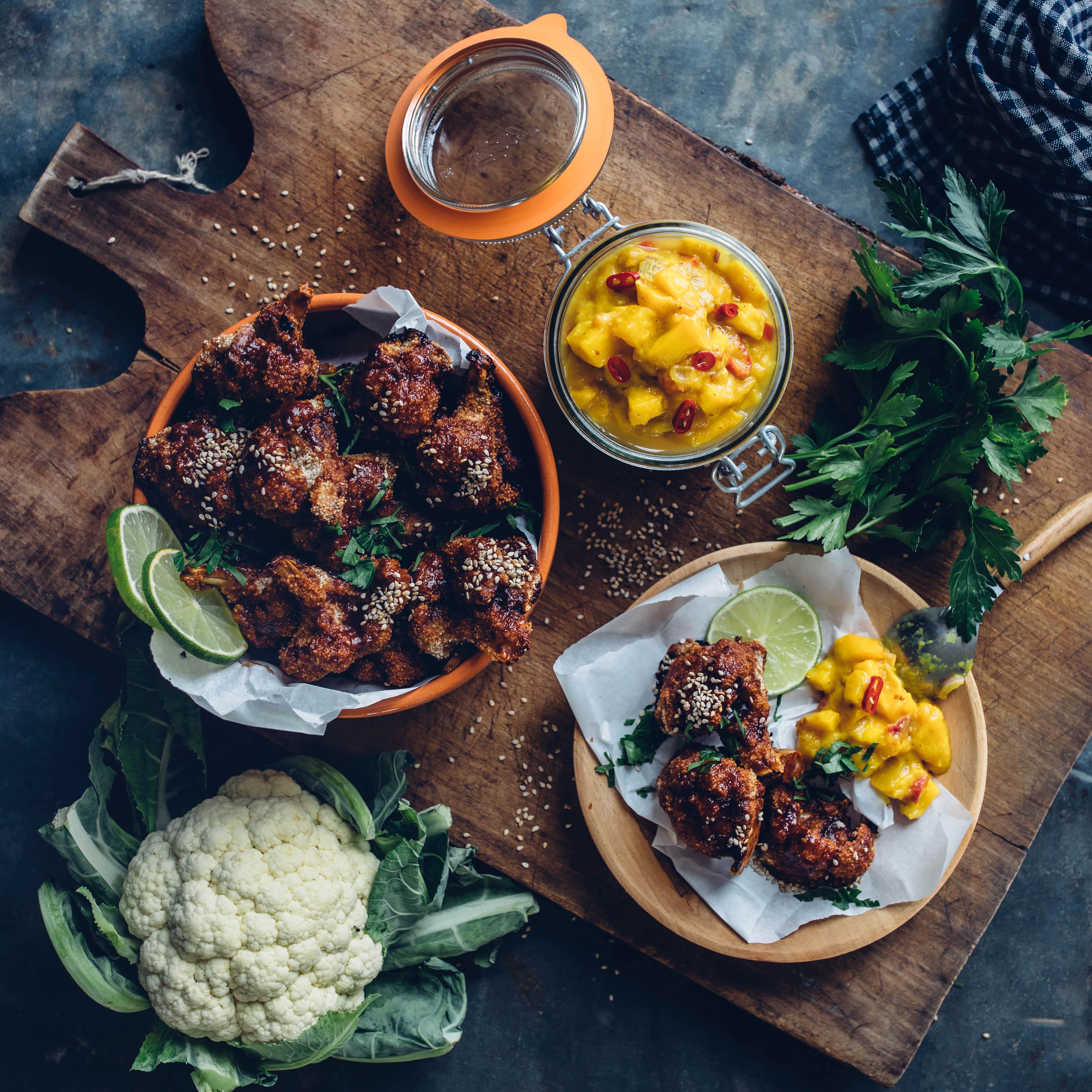 Die vegetarische Antwort auf klassische Chicken Wings: Selbstgemachte Blumenkohl-Wings mit Barbecue-Soße und dazu feuriges Mango-Chutney