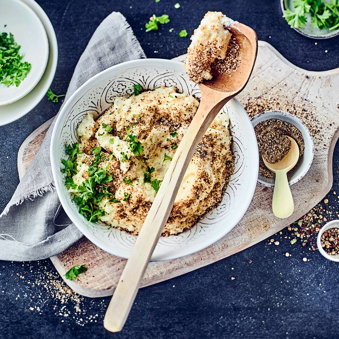 Wenn Sie einmal eine kohlenhydratarme Püree-Variante probieren möchten, sind Sie bei unserem Rezept für Blumenkohlpüree genau richtig! Das Püree wird mit gerösteten Haselnüssen serviert und lässt sich hervorragend als Beilage zu allerlei Gerichten kombinieren.