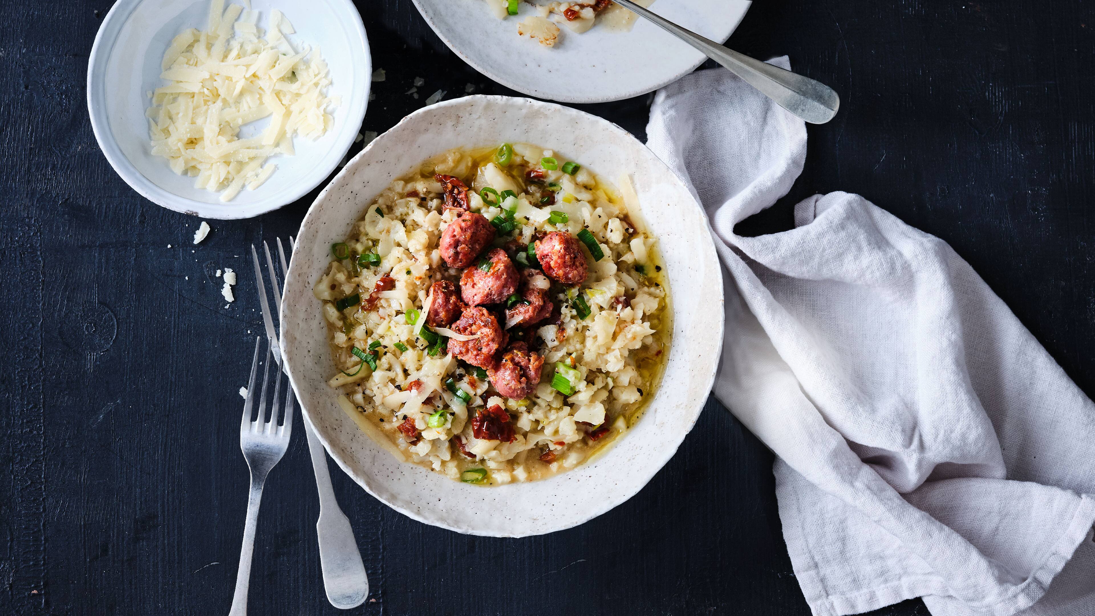 Blumisotto mit Fleischbällchen Kennen Sie schon Blumisotto? Eine Art Blumenkohl Risotto – in unserem Rezept mit leckeren selbstgemachten Bratwurst-Fleischbällchen.