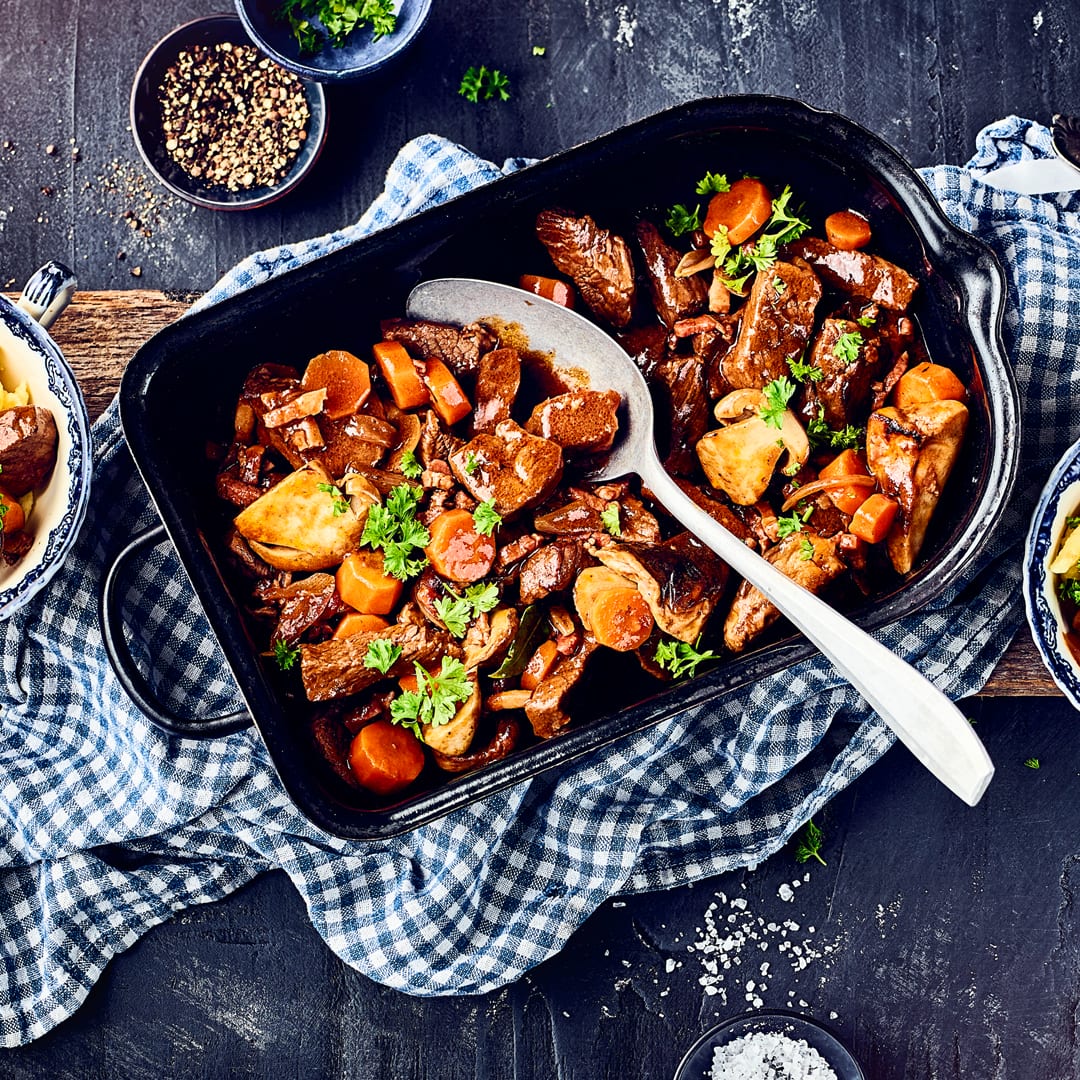 Die beiden Hauptzutaten sind bereits im Namen enthalten: Rindfleisch und Burgunderwein: Dazu kommen neben Steinpilzen, Speck und Möhren noch jede Menge Gewürze und fertig ist das Fleischgericht aus Burgund.