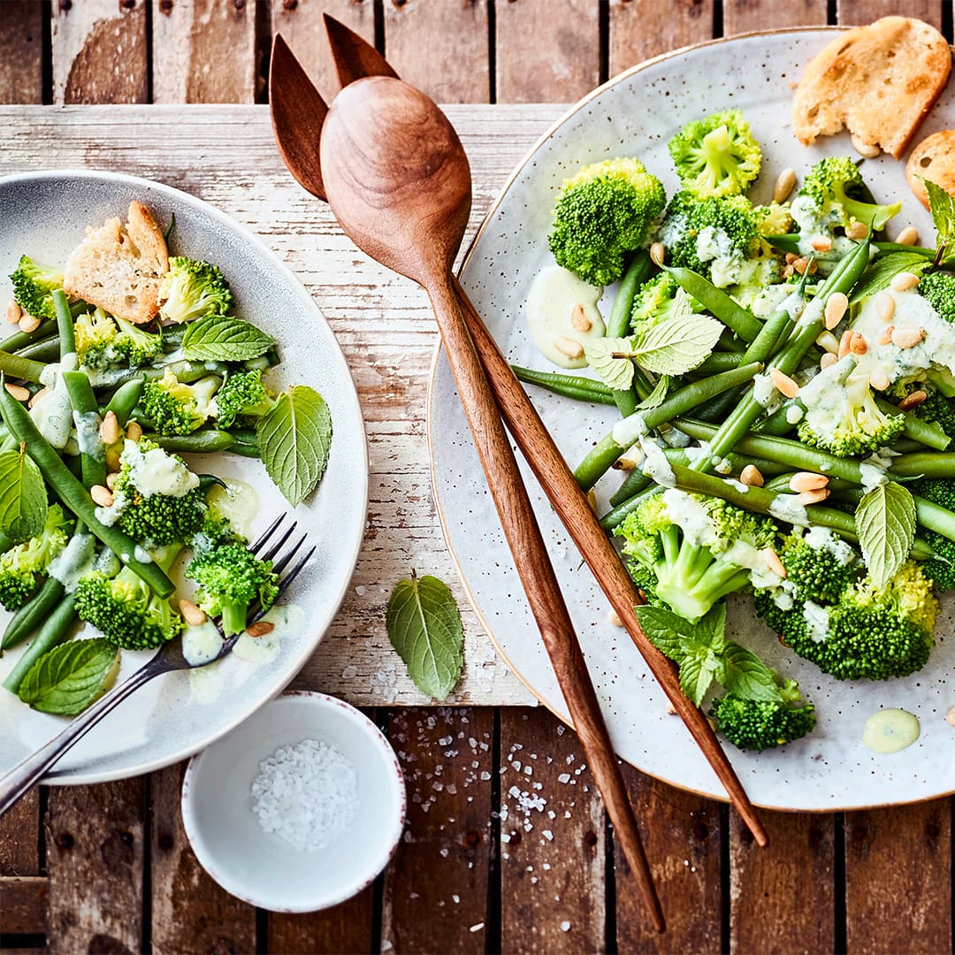 Eine knackige vegetarische Mahlzeit für den spontanen Hunger: Unser Rezept für frischen Brokkolisalat mit grünen Bohnen und Caesar-Dressing ist in dreißig Minuten fertig, einfach zuzubereiten und ein kräftiges Geschmackserlebnis!