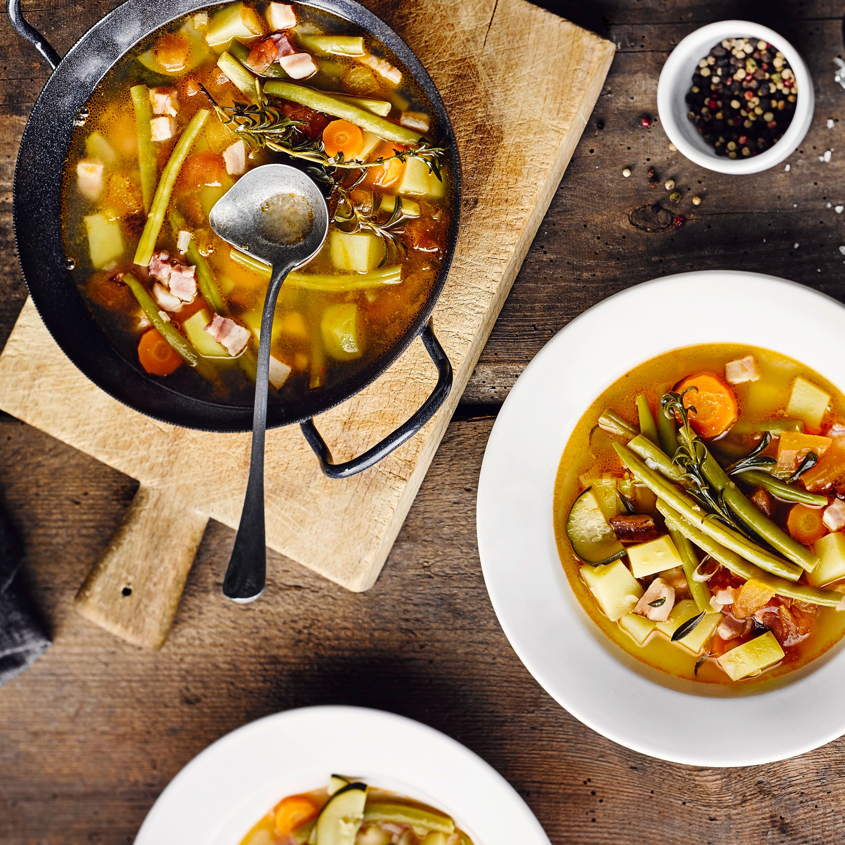 Eine deftige Bohnensuppe wärmt an kalten Tagen und lässt sich mit Gemüse, Fleisch oder Fisch zubereiten. Wir haben die besten Rezepte für Sie!