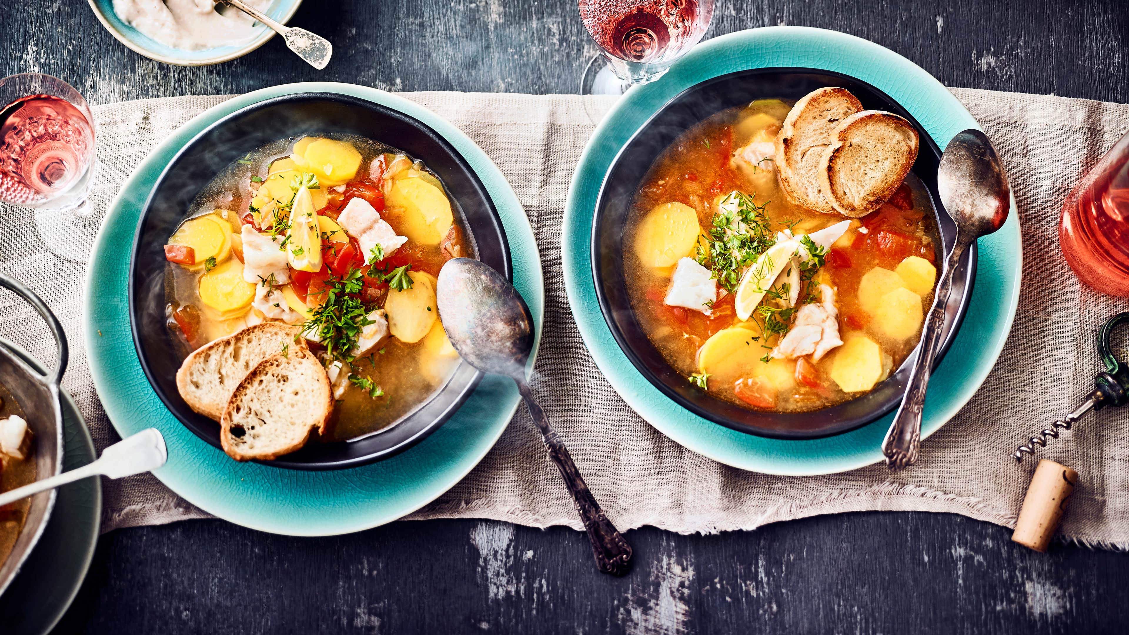Bouillabaisse Die Ursprünge des Bouillabaisse-Rezepts reichen bis in das 16. Jahrhundert zurück – wir erklären Ihnen, wie das Fischgericht zubereitet wird.
