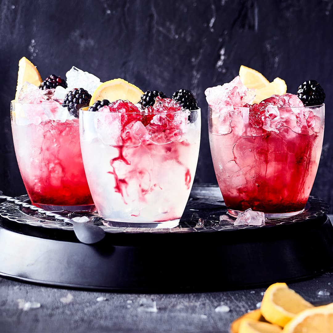 Unser neuer Anwärter für den Sommer-Drink des Jahres – Bramble: Ein Cocktail aus Gin, Crushed Ice und selbstgemachtem Brombeersirup.