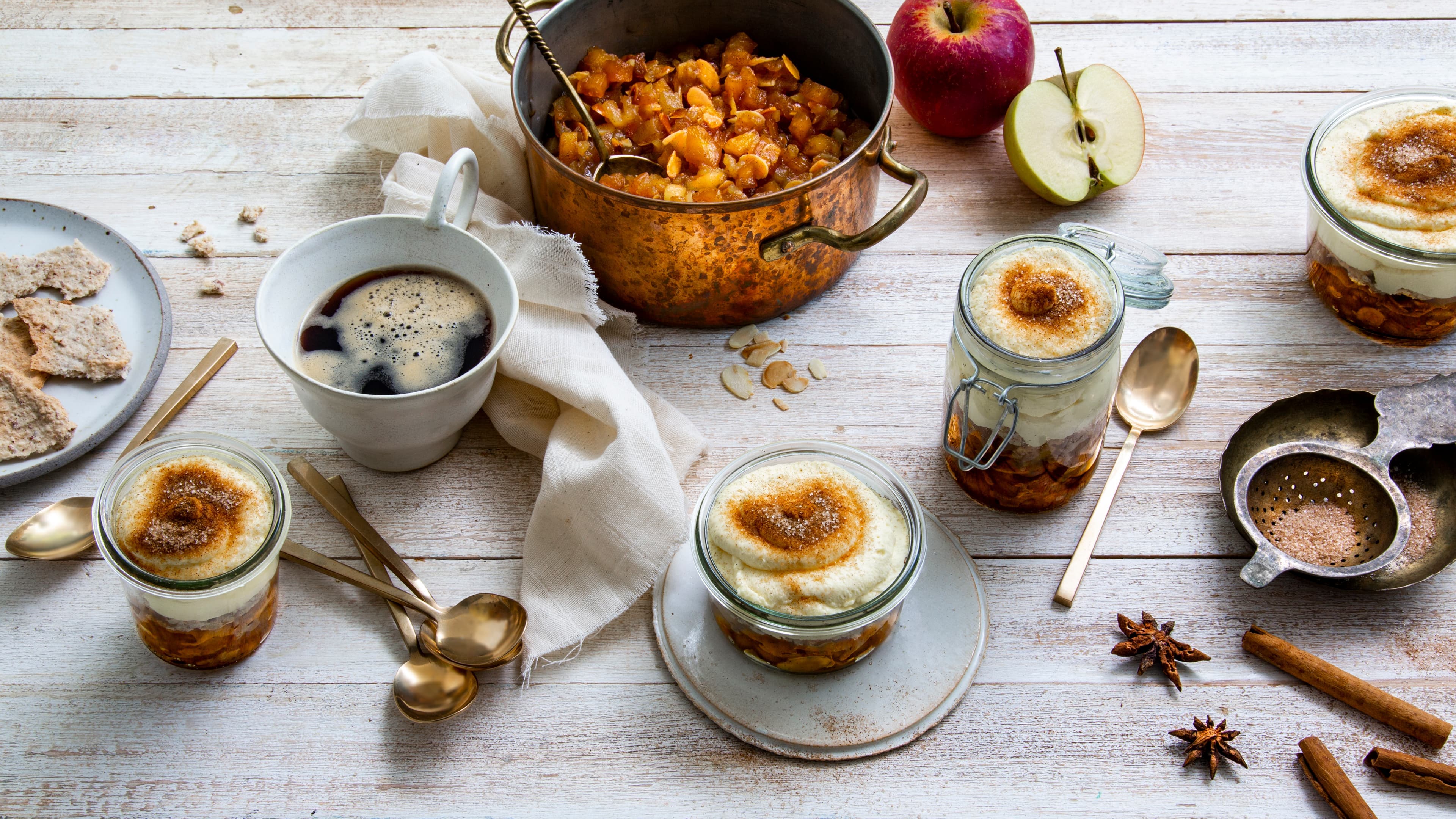 Bratapfel-Tiramisu Brauchen Sie noch eine Idee für das Dessert zum Weihnachtsessen? Wie wäre es mit unserem selbstgemachten Bratapfel-Tiramisu mit leckerer Mascarponecreme?