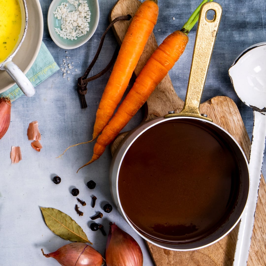 Wie geht eigentlich die perfekte Sauce? Mit viel Liebe und Hingabe entsteht unsere relativ einfache braune Jus, die Sie zu vielen Gerichten servieren können.
