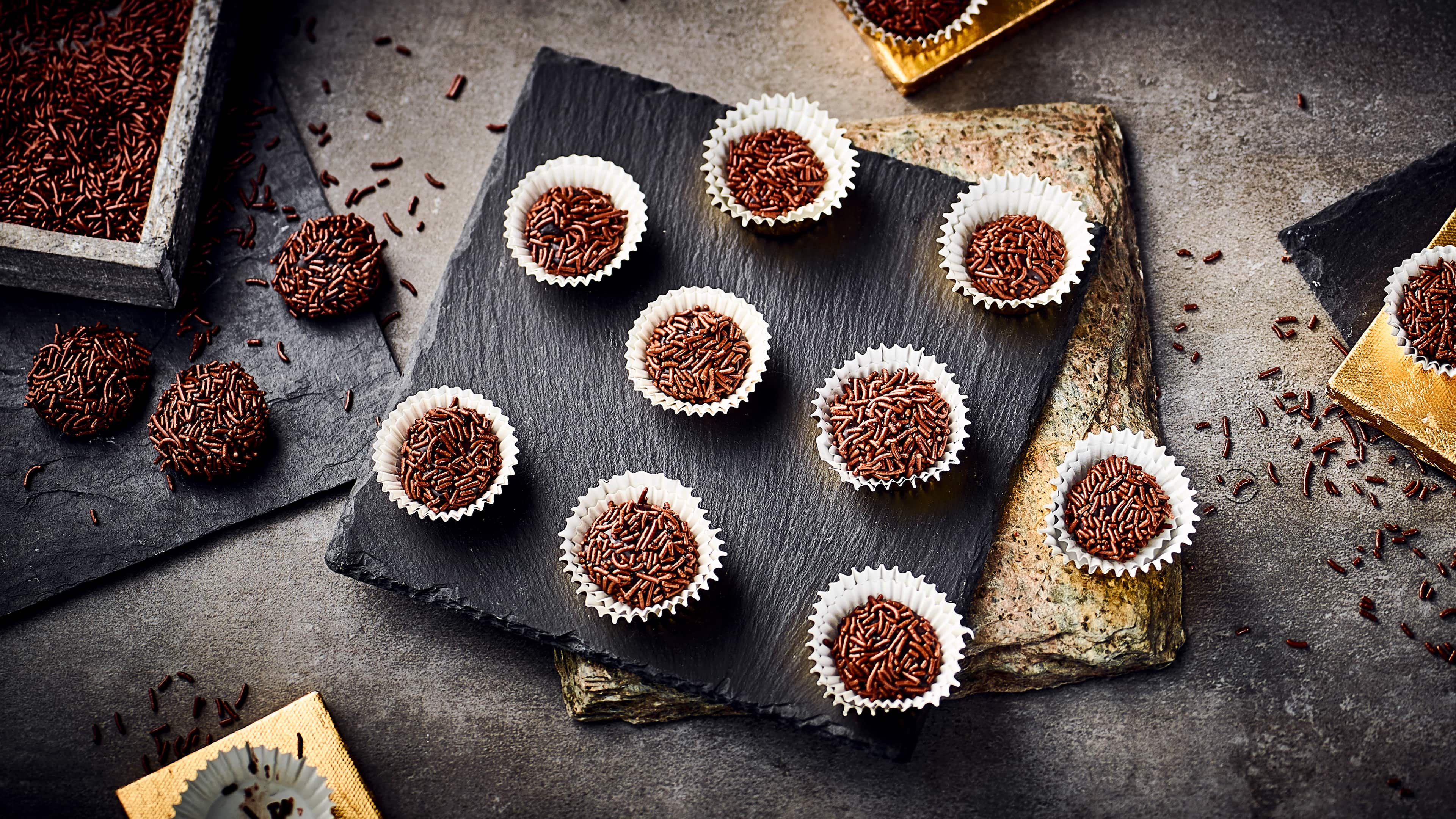 Brigadeiro Brigadeiro sind kleine schokoladige Pralinen aus Brasilien, auch als Schoko-Konfekt oder Trüffel-Pralinen bezeichnet. Lassen Sie sich Name und Geschmack auf der Zunge zergehen!