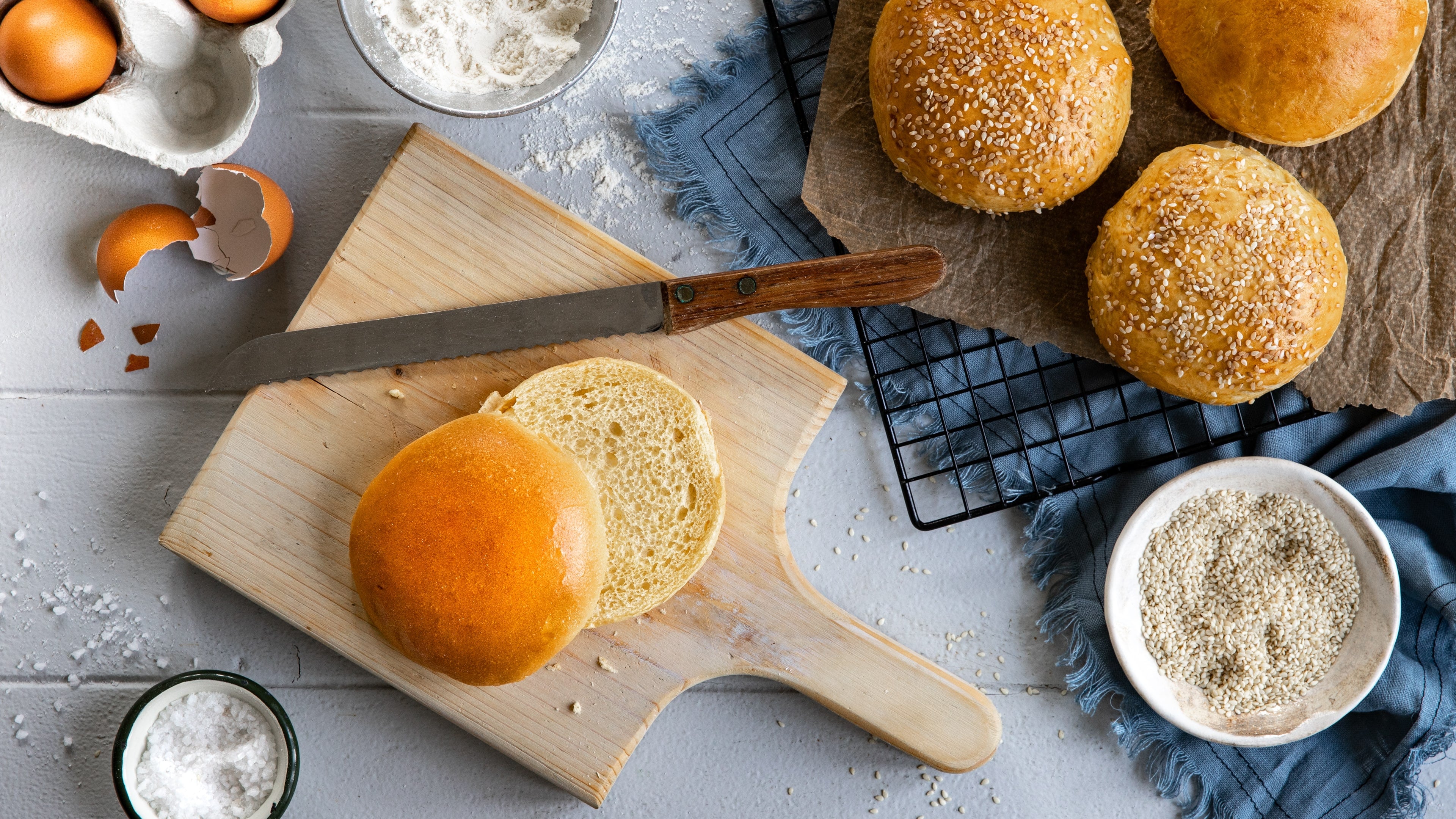 Wenn die Buns fast den Patty schlagen: Selbstgemachte super fluffige Brioche Burger Buns mit Sesam-Topping.