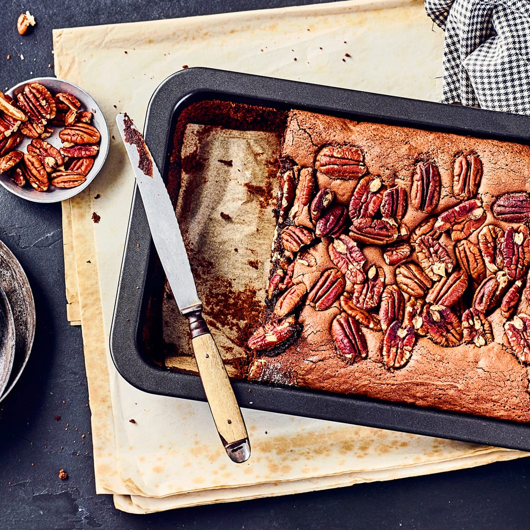 Leckeres Gebäck für jeden Anlass: Probieren Sie unsere saftigen Brownies vom Blech – frisch gebacken mit Zartbitterschokolade und Pecannüssen!