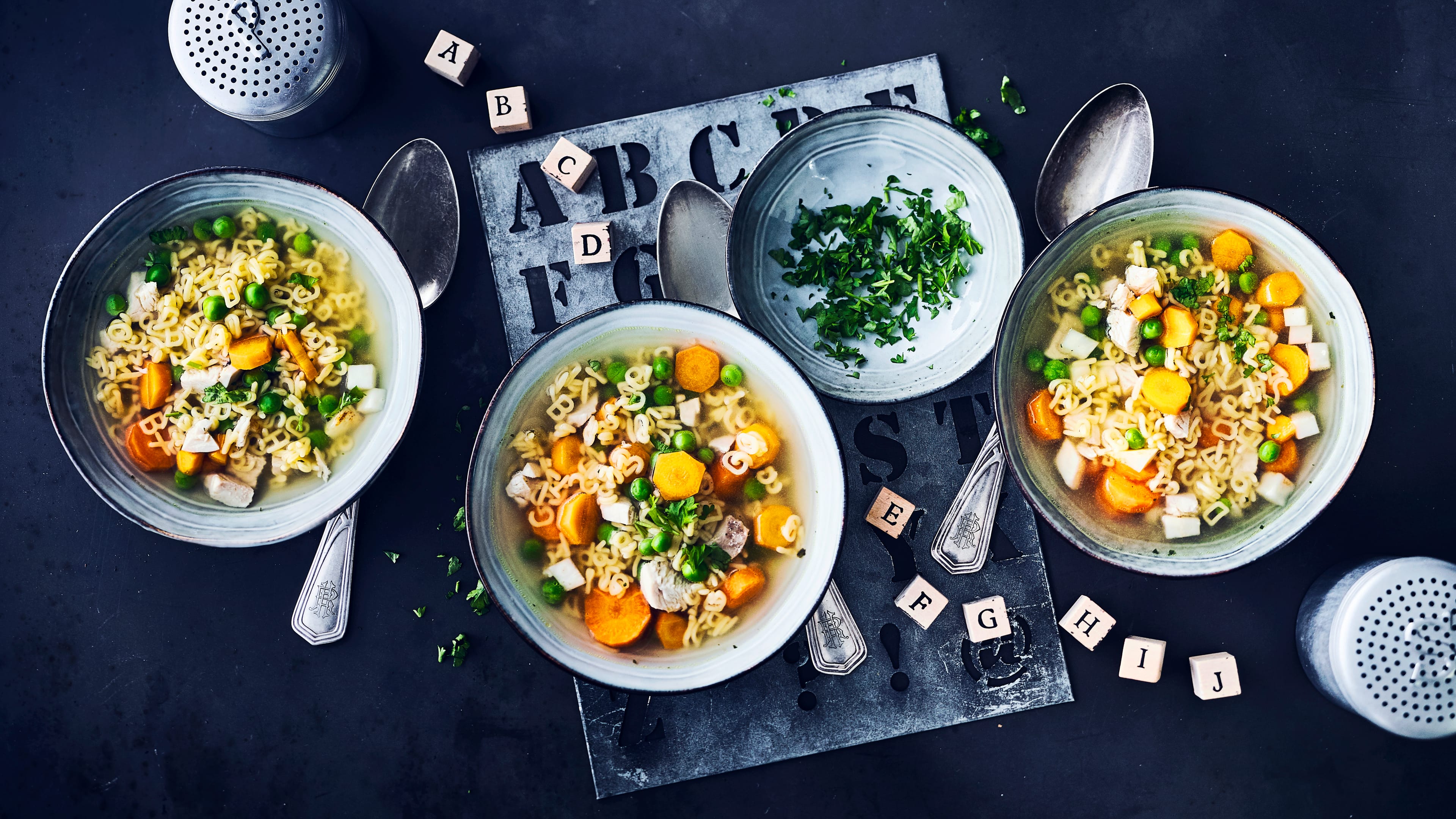 Buchstabensuppe Buchstabensuppe mit frischem Gemüse und Hühnerbrust lassen Fantasie und Wortfindung beim Essen frei. Ob Zahlen oder Buchstaben, lecker ist die Gemüsesuppe mit Hühnerfleisch allemal.