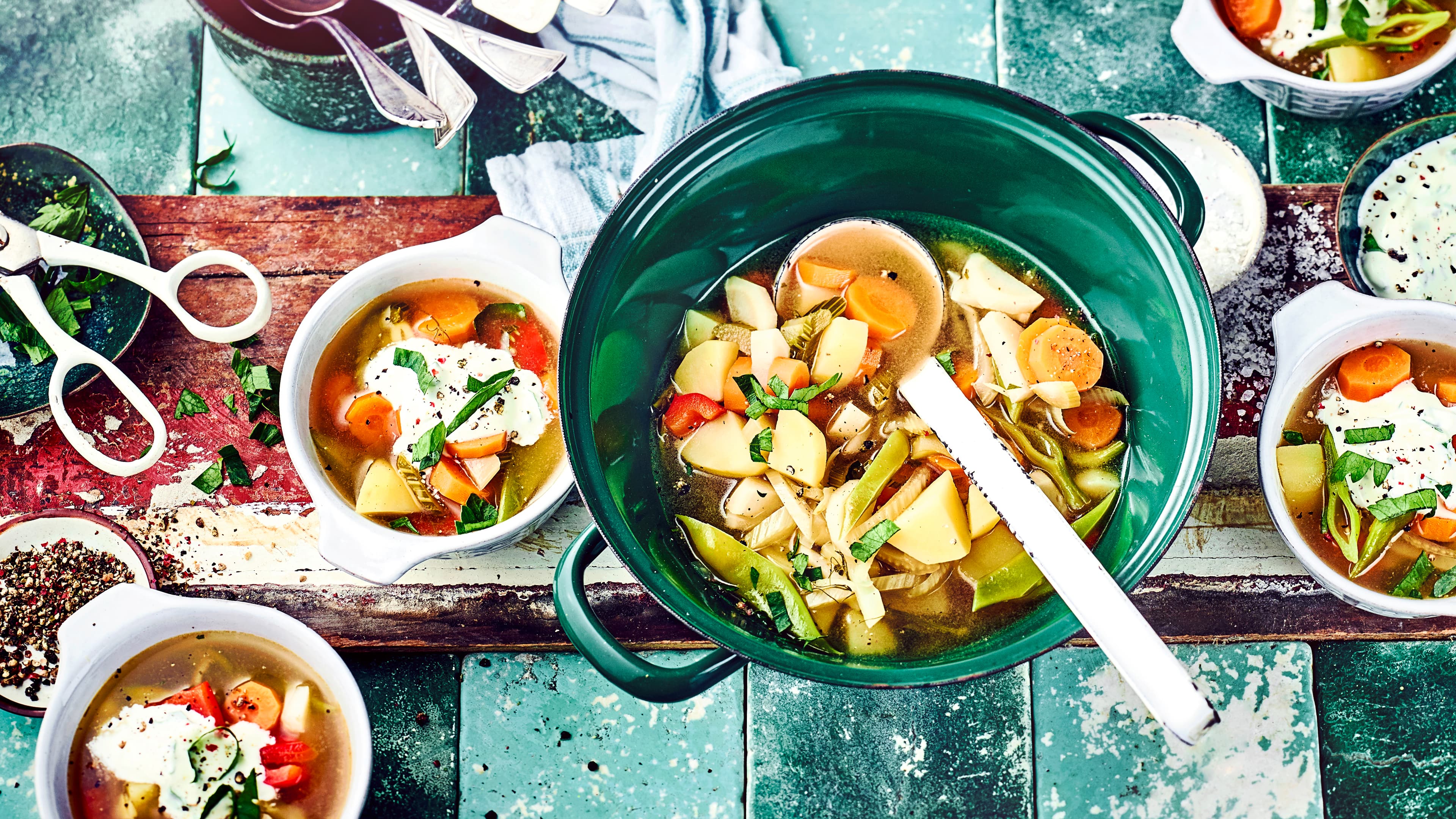 Bunter Eintopf Bereiten Sie aus Pastinaken, Karotten und Kartoffeln in nur 20 Minuten einen bunten Eintopf nach unserem Rezept zu. Perfekt für die kalten Wintermonate.