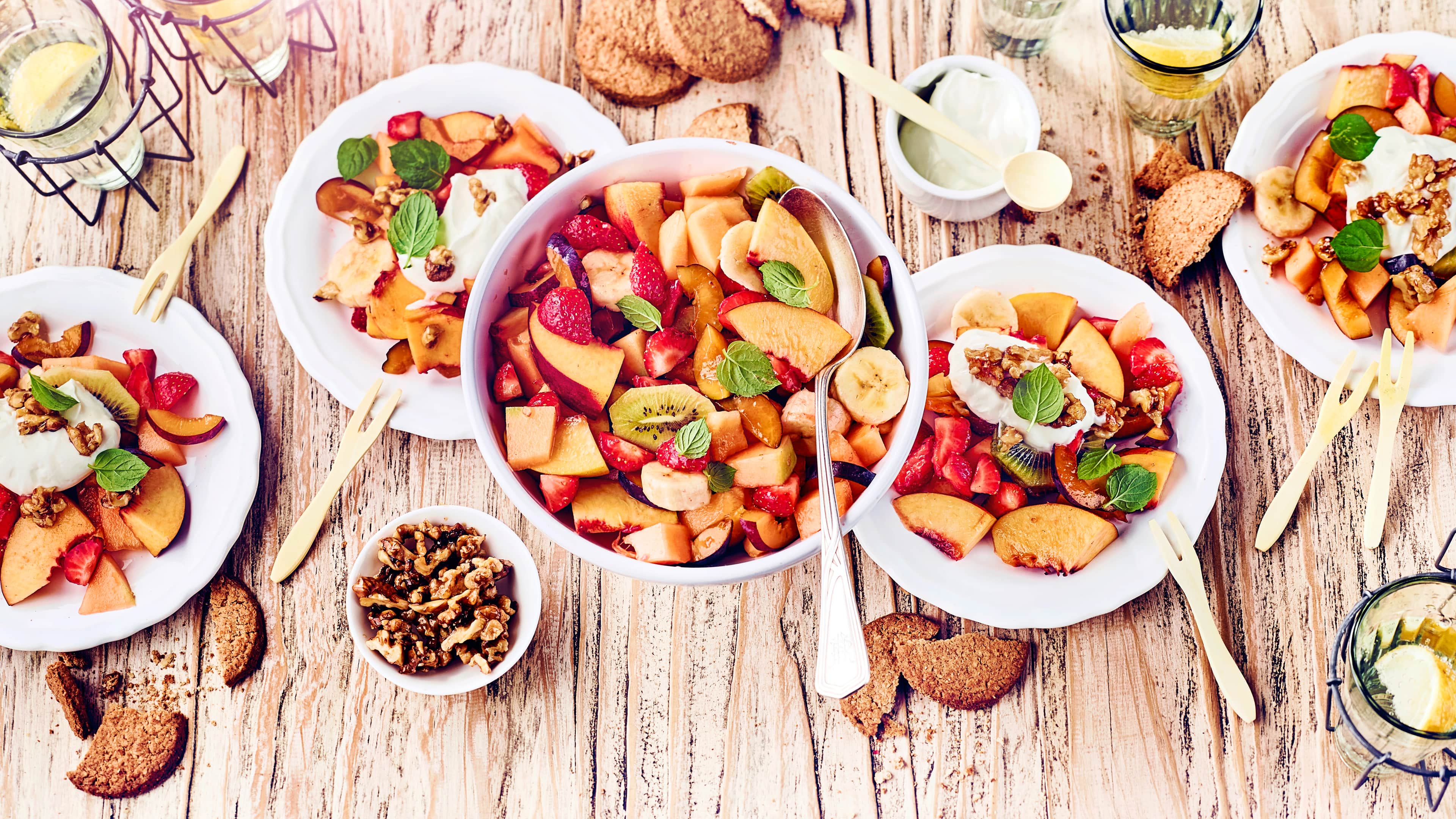 Bunter Obstsalat Probieren Sie unseren bunten Obstsalat: Mit exotischen Früchten, karamellisierten Walnüssen und frischer Quarkcreme mit Honig und Ingwer!