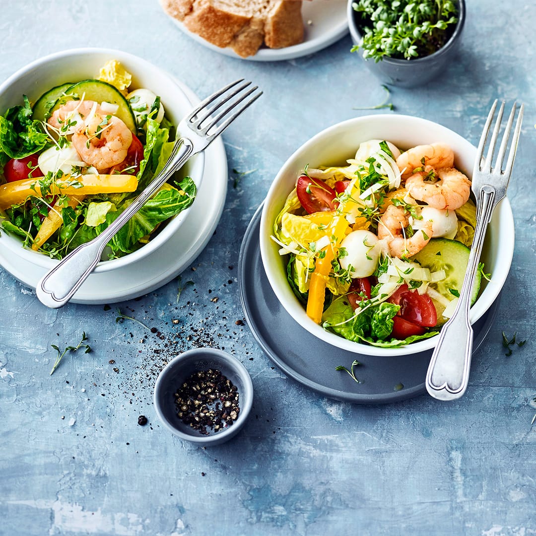 Bunter Salat mit Garnelen
