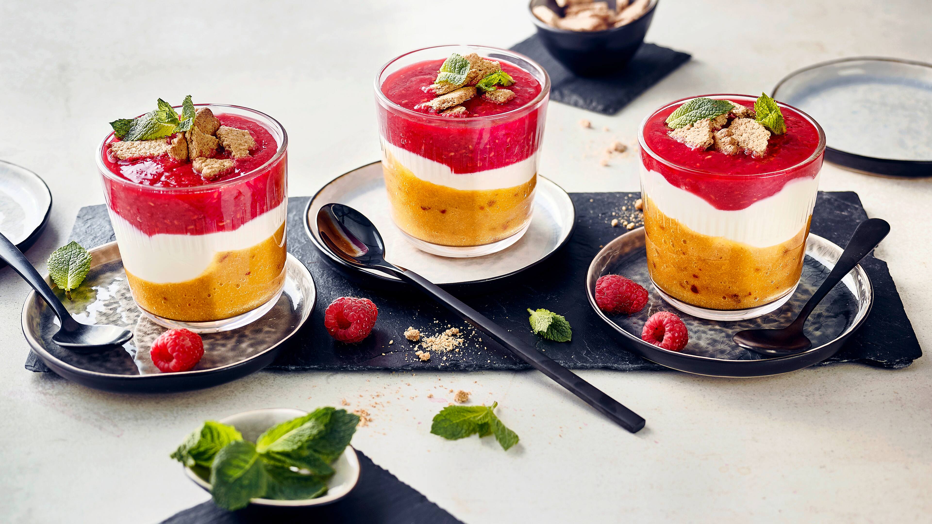 Bunter Schichtbecher Unser Tipp für ein fruchtiges Sommer-Dessert: Probieren Sie unseren bunten Schichtbecher mit pürierten Nektarinen, Aprikosen und Himbeeren mit Joghurt – raffiniert und lecker!