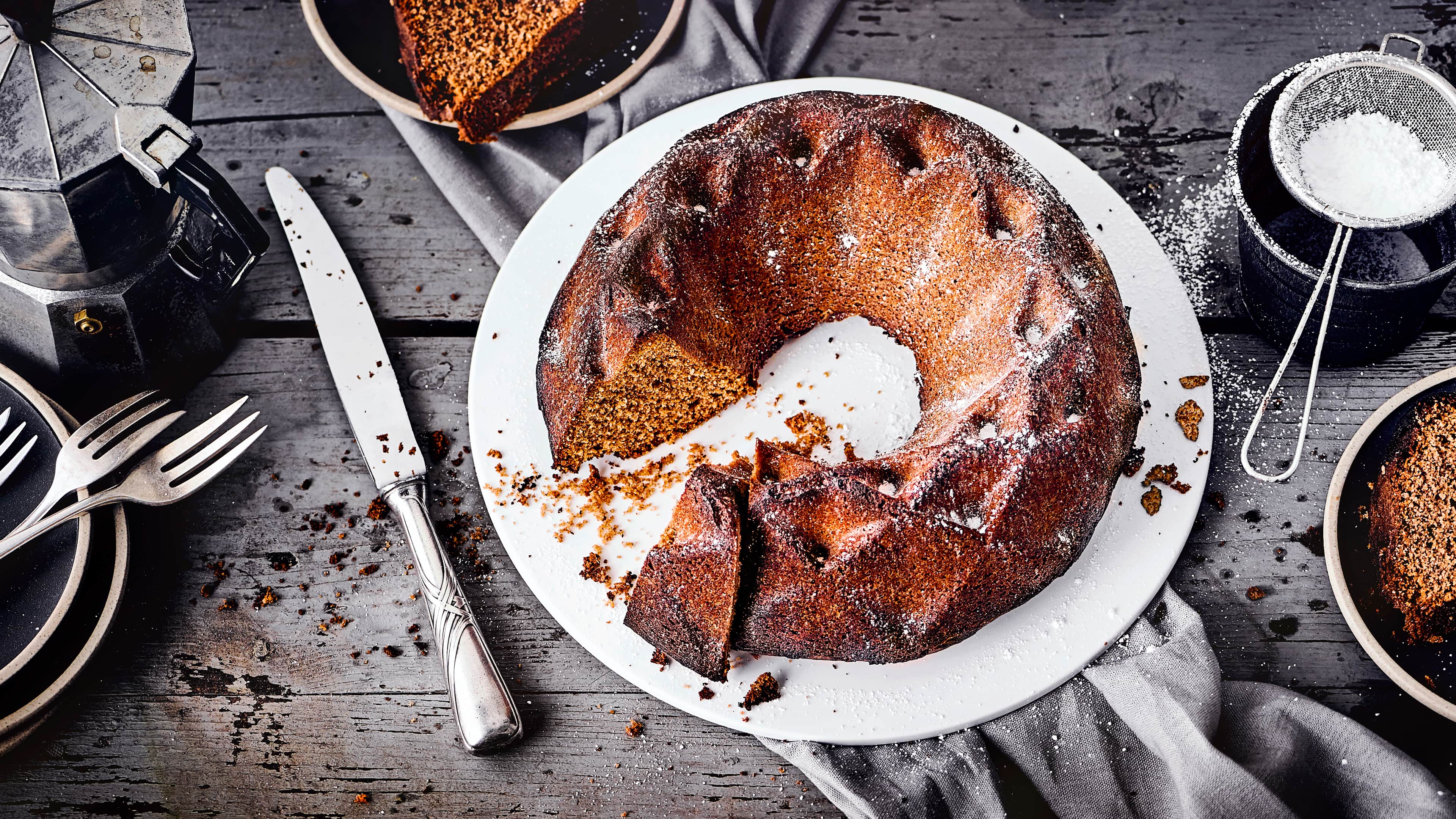 Burgenlander Gugelhupf Mit unserem Rezept gelingt Ihnen dieser Kuchen-Klassiker in 90 Minuten: Probieren Sie unseren Burgenlander Gugelhupf mit Zartbitter-Schokolade, gemahlenen Mandeln und einem Schuss Rum!