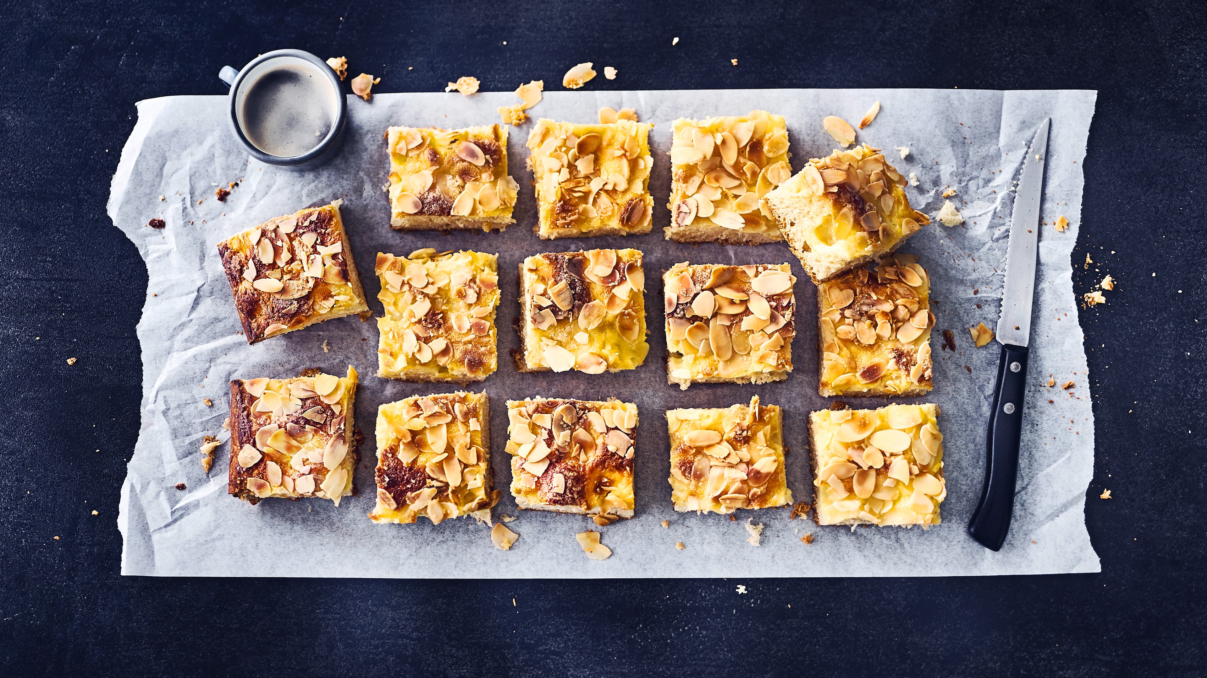 Butterkuchen mit Pudding Selbst gemachter Hefeteig mit Puddingfüllung, das wird ein Butterkuchen mit Pudding der einfach nur lecker schmeckt. Probieren Sie diesen Klassiker mit Füllung, Ihre Gäste werden ihn noch leicht warm aus dem Ofen lieben.