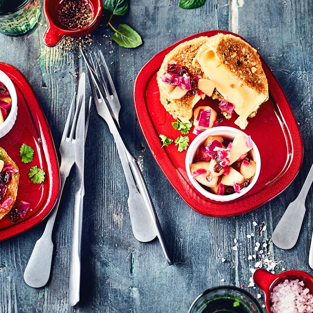 Raffinierte Kombination für Ihre Gäste: Unser Rezept für Camembert-Käse in Walnusskruste mit einem Birnen-Ingwer-Chutney – probieren Sie es gleich mal aus!