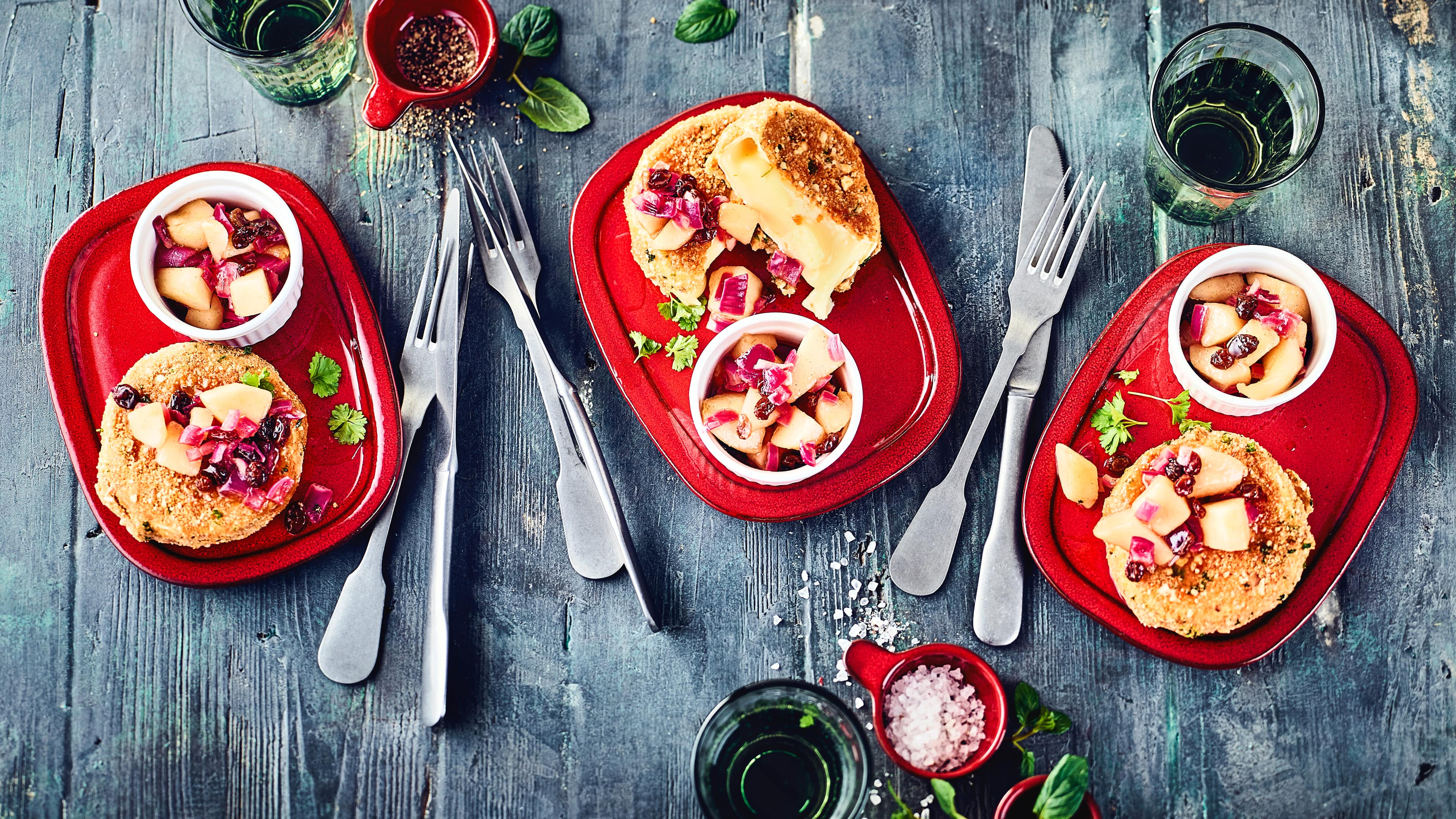 Camembert in Walnusskruste Raffinierte Kombination für Ihre Gäste: Unser Rezept für Camembert-Käse in Walnusskruste mit einem Birnen-Ingwer-Chutney – probieren Sie es gleich mal aus!