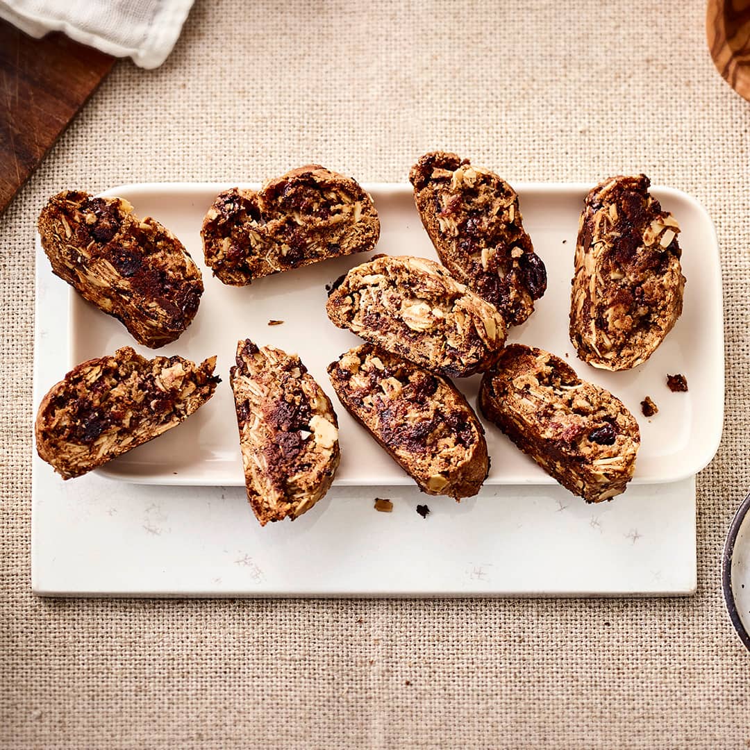 Grob gehackte Schokolade, getrocknete Kirschen, Lebkuchengewürz und Mandeln vereinen sich in unserem Cantuccini-Rezept. Probieren Sie es aus!