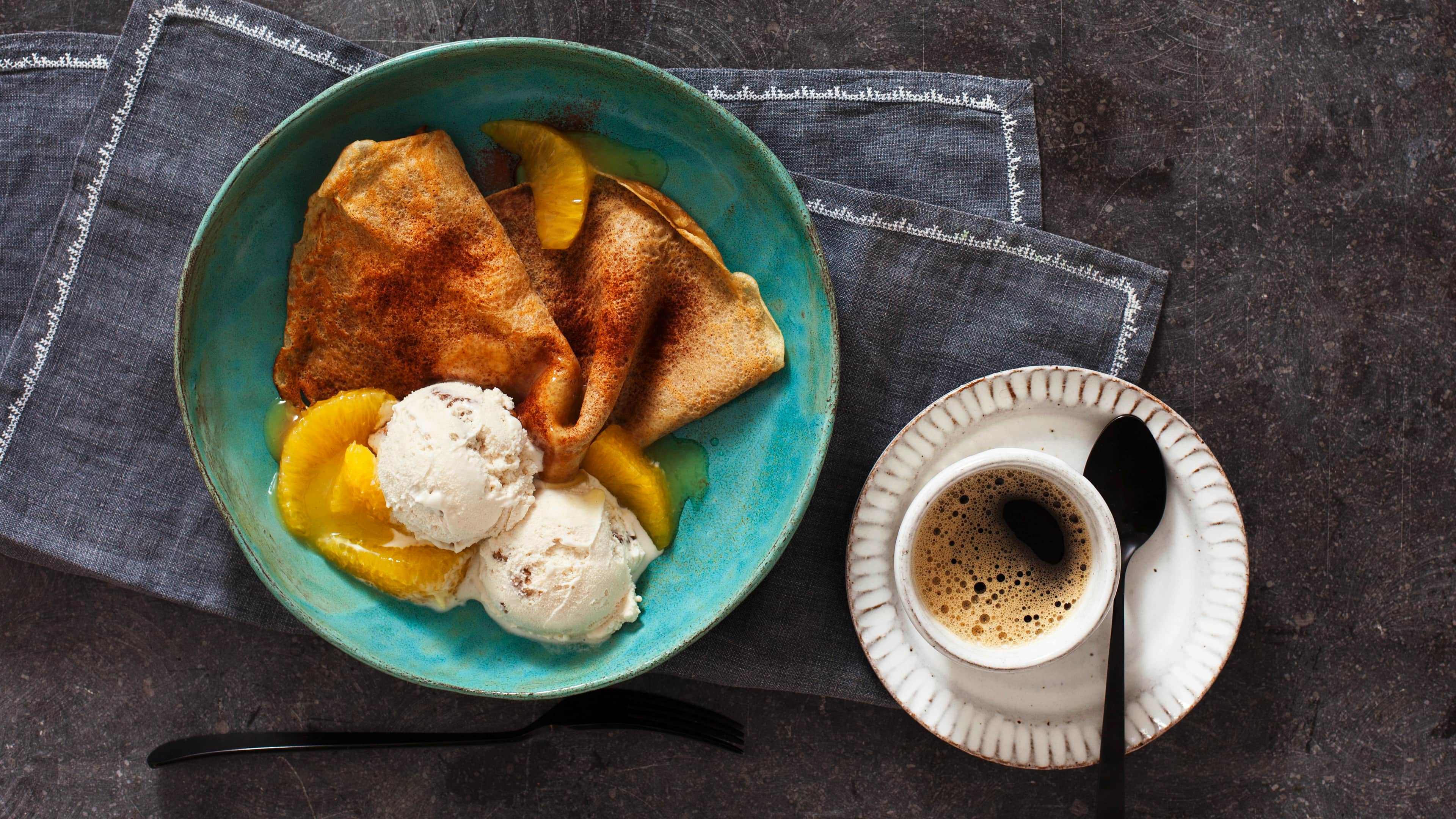 Cappuccino-Crêpes Lust auf ein raffiniertes Dessert? Probieren Sie unser Rezept für Cappuccino-Crêpes mit Kardamom und einem Schuss Orangenlikör aus – dazu sahniges Walnusseis!