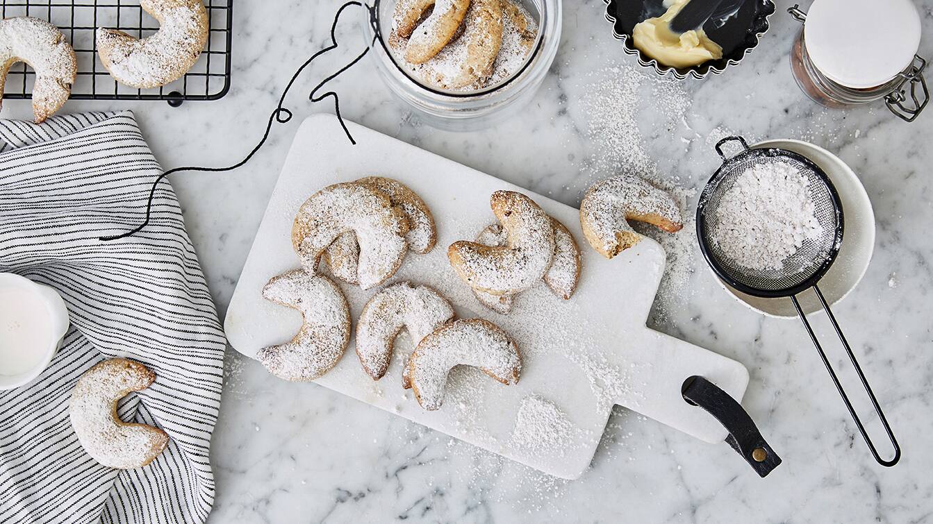 Chai-Kipferl mit Gewürzpuderzucker Wer Vanillekipferl mag wird diese Abwandlung lieben: Köstliche selbstgemache Chai-Kipferl mit Gewürzpuderzucker. Da kann es ruhig ein bisschen mehr sein!